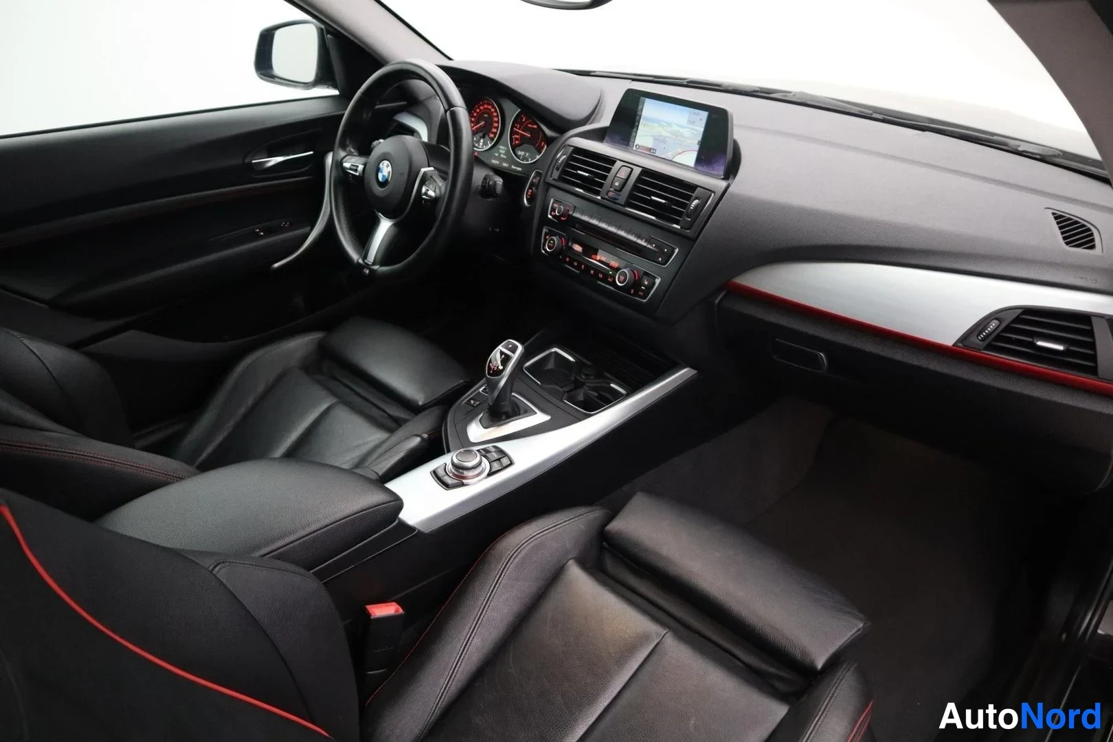 Ruskea BMW 220i 2014, ohjaamo, kuva 10