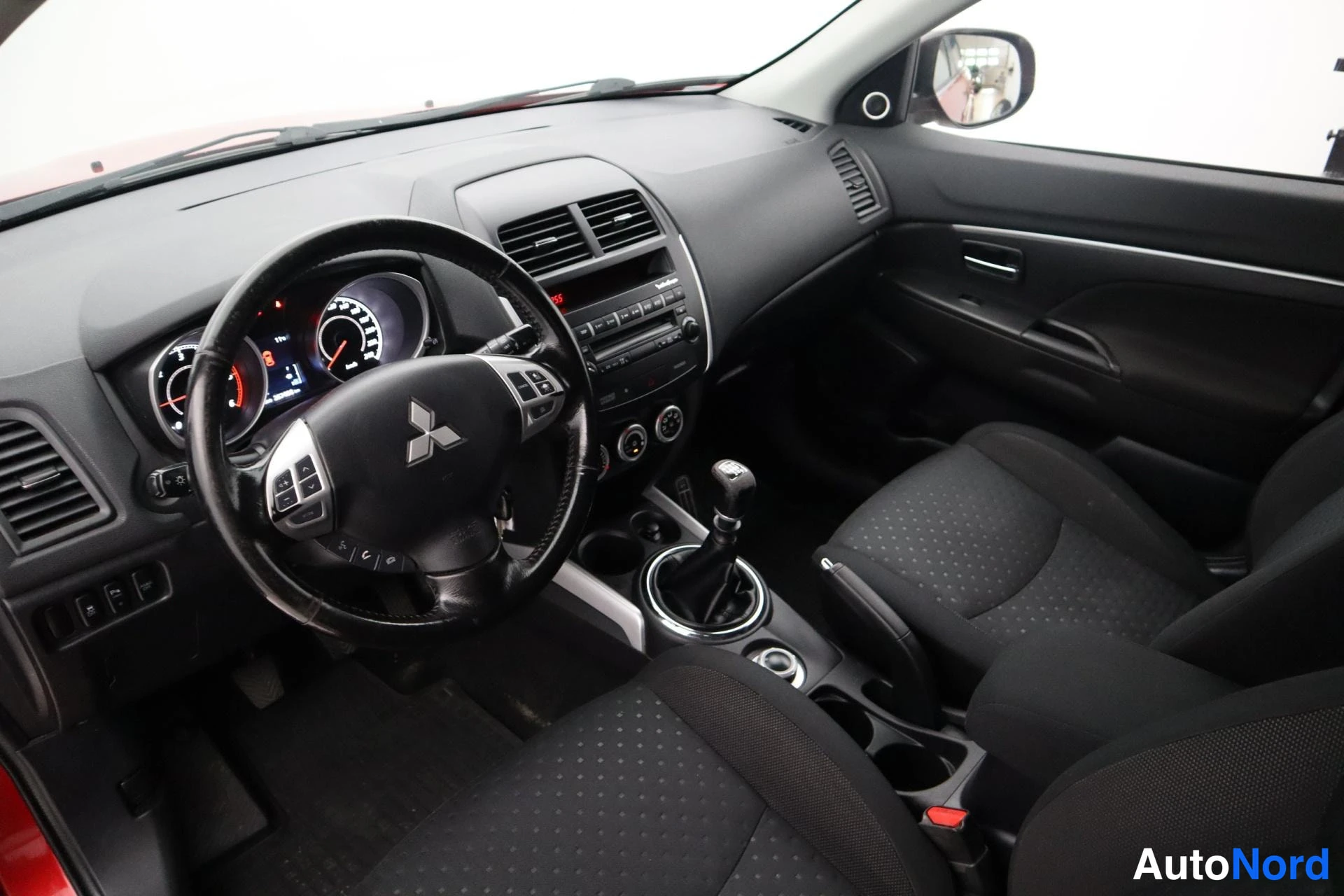 Punainen Mitsubishi ASX 2011, kuva 11