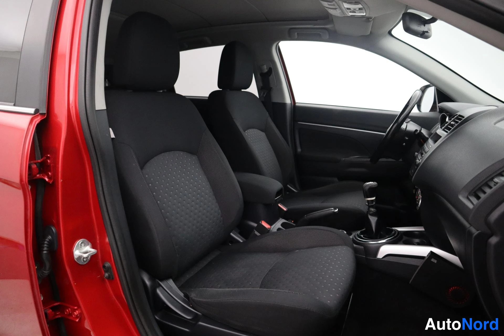 Punainen Mitsubishi ASX 2011, kuva 14