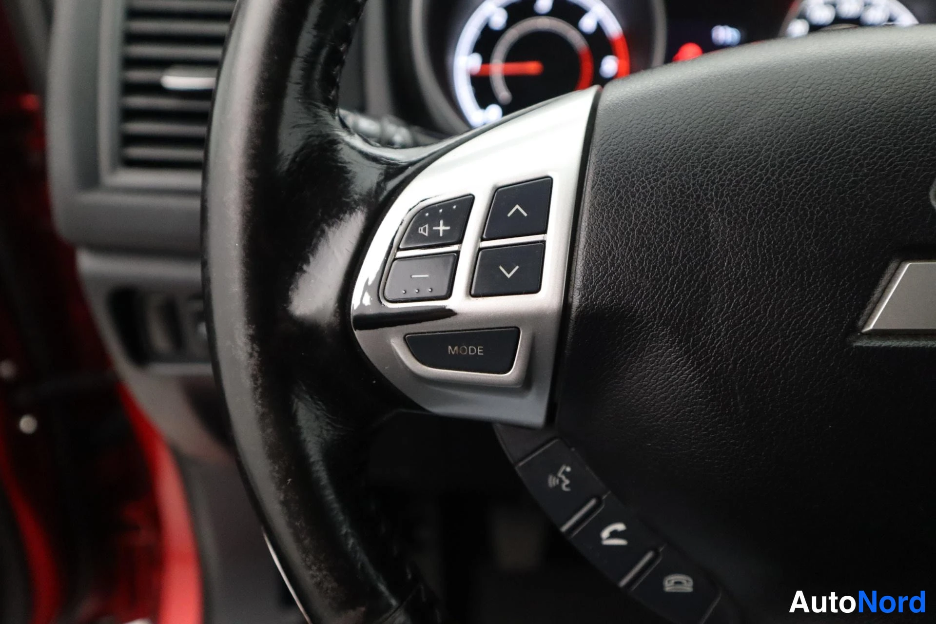 Punainen Mitsubishi ASX 2011, kuva 17