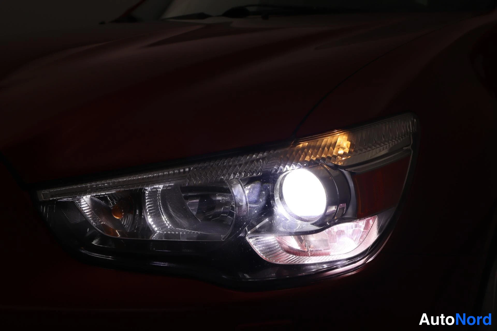 Punainen Mitsubishi ASX 2011, edestä, kuva 3