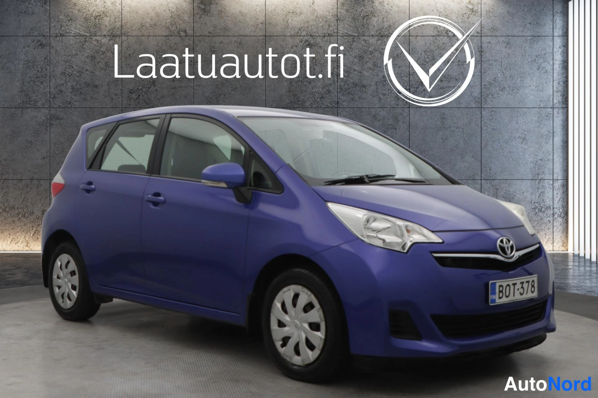 Sininen Toyota Verso-S 2011, etuviisto, keula oikealle, kuva 3
