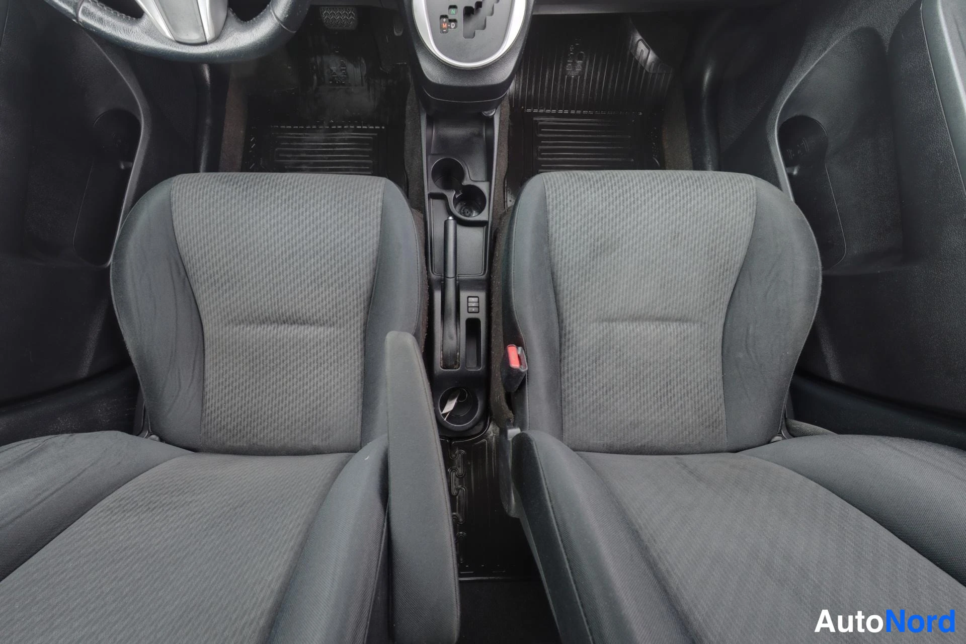 Sininen Toyota Verso-S 2011, yksityiskohta, kuva 10