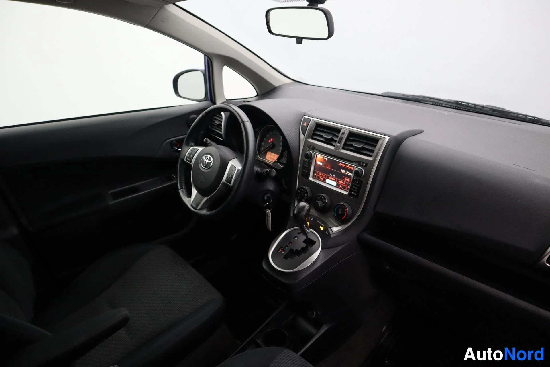 Sininen Toyota Verso-S 2011, kuva 14