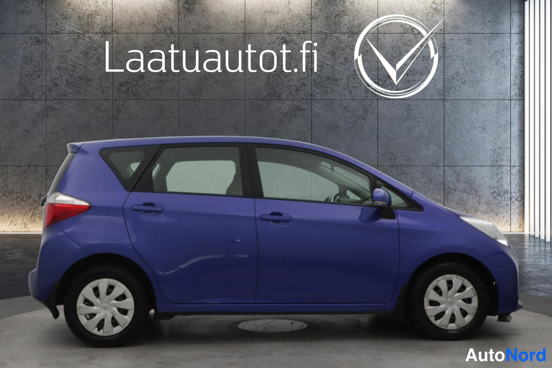 Sininen Toyota Verso-S 2011, etuviisto, keula oikealle, kuva 4