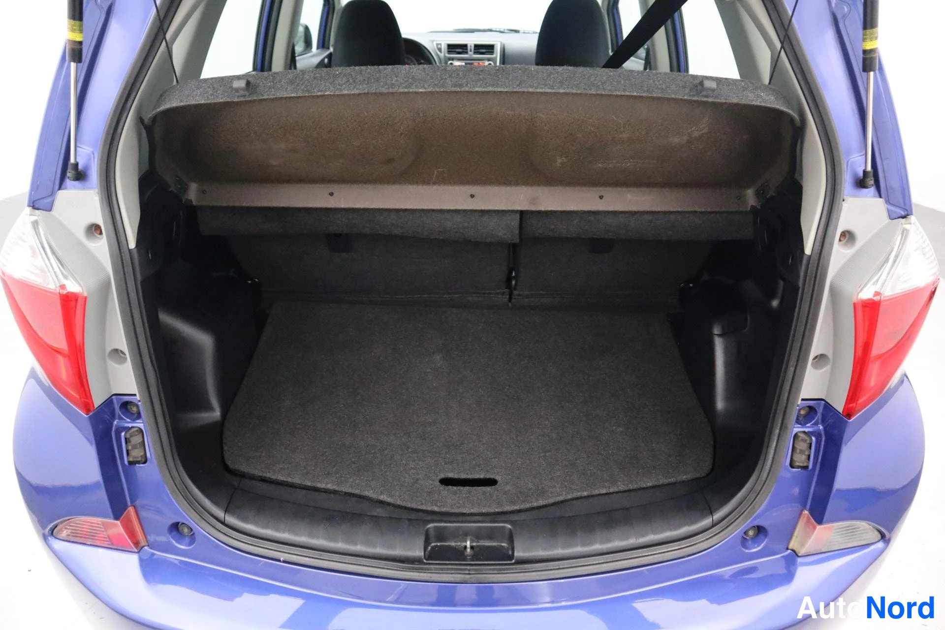 Sininen Toyota Verso-S 2011, kuva 12