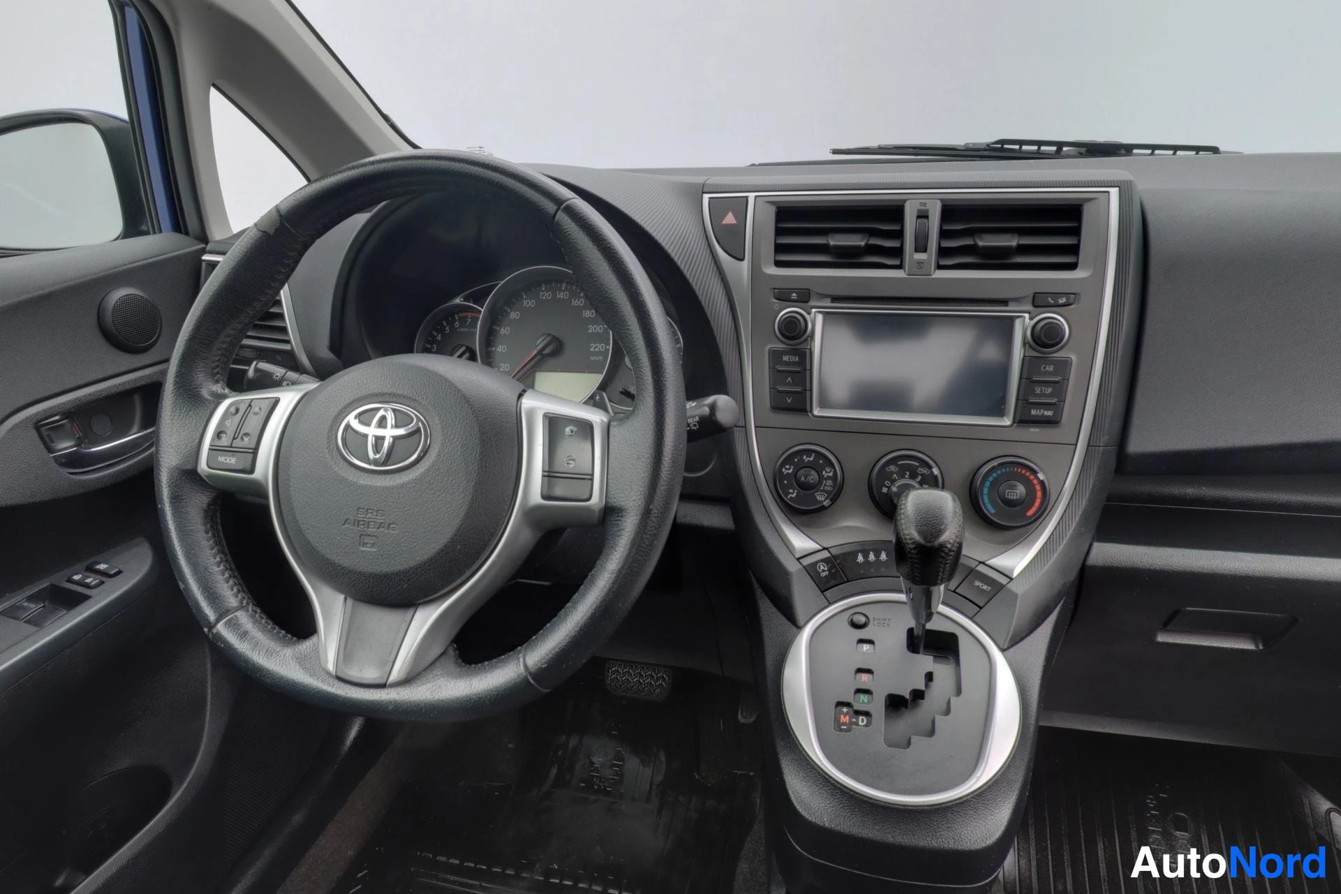 Sininen Toyota Verso-S 2011, yksityiskohta, kuva 7