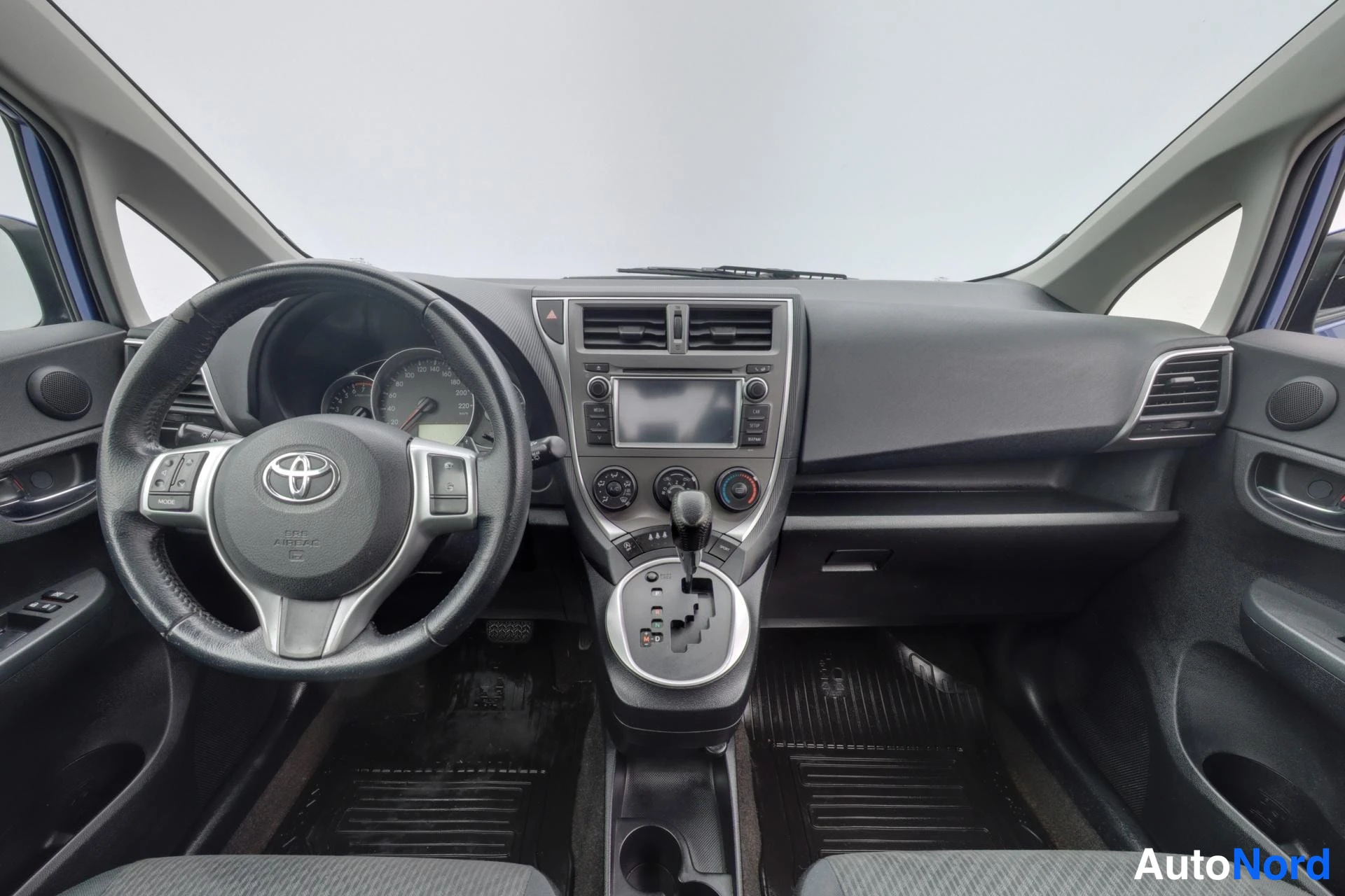 Sininen Toyota Verso-S 2011, yksityiskohta, kuva 8