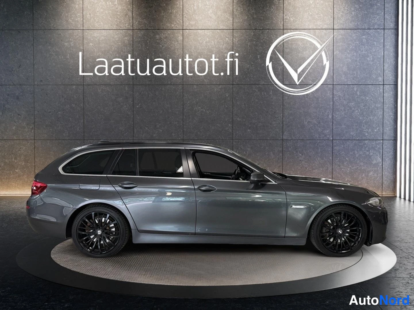 Harmaa BMW 520d xDrive 2016, sivulta, kuva 4