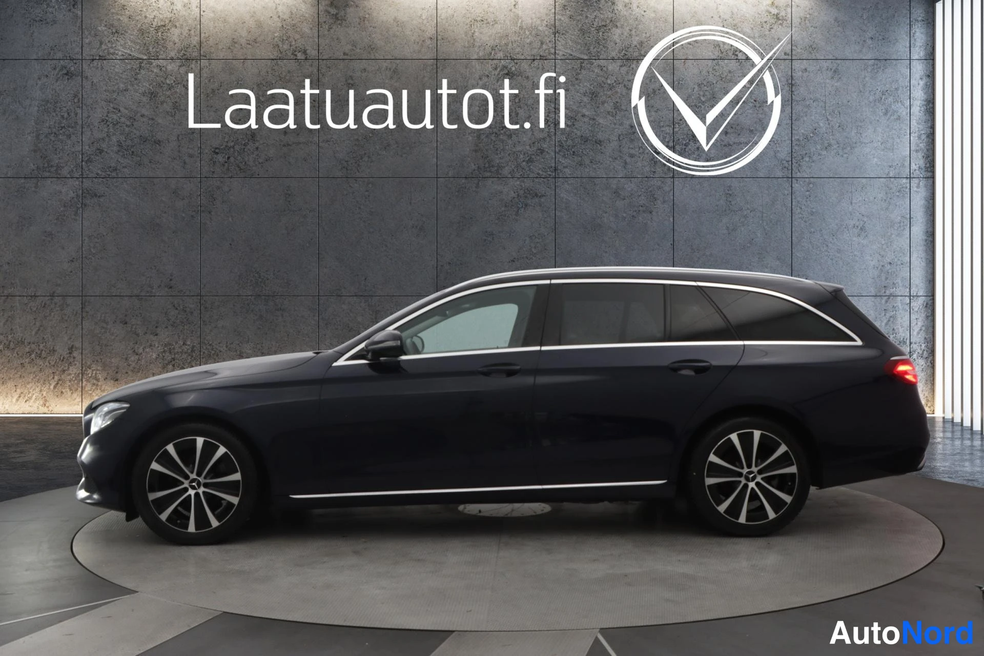 Sininen Mercedes-Benz E 2017, sivulta, kuva 4
