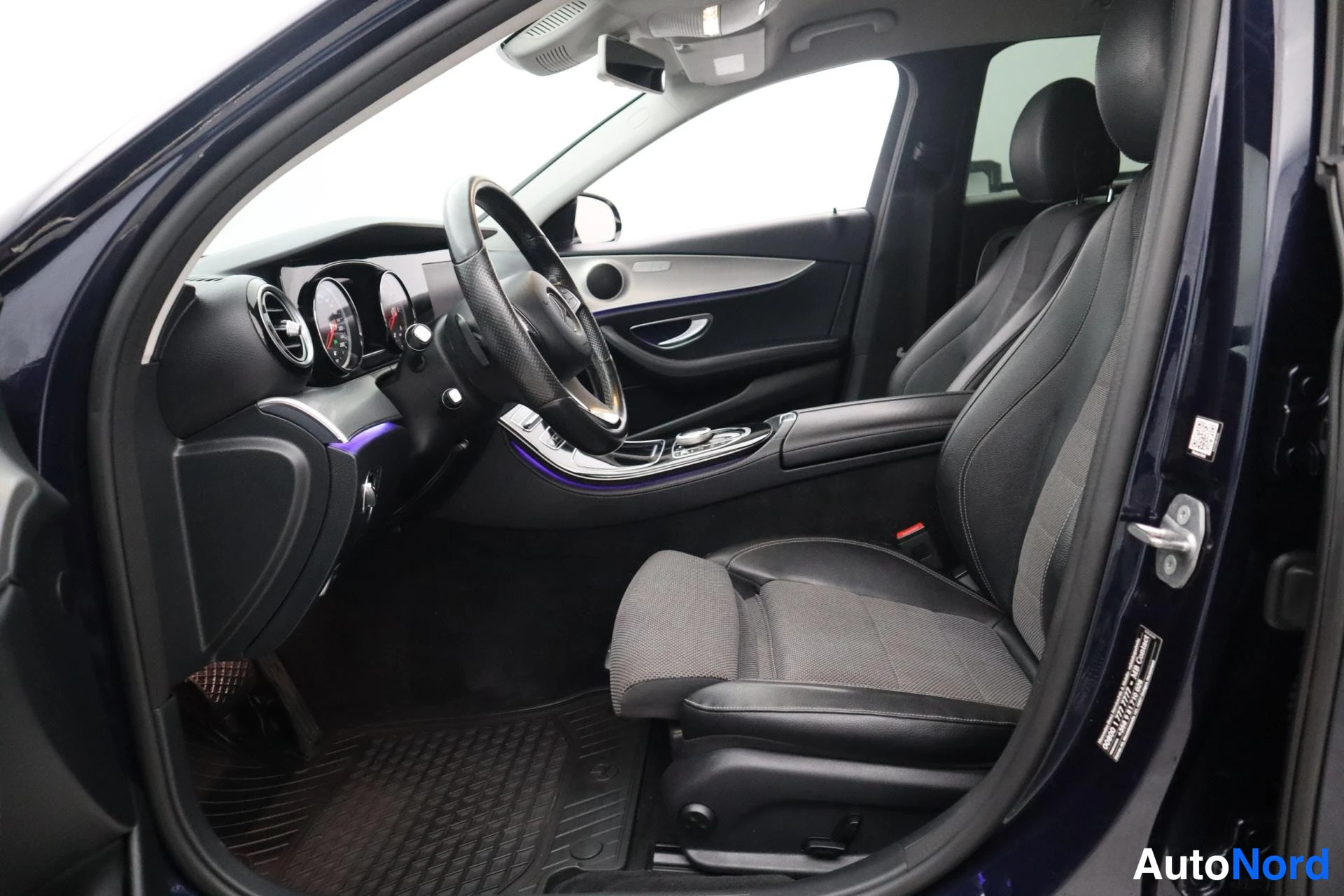 Sininen Mercedes-Benz E 2017, kuva 14