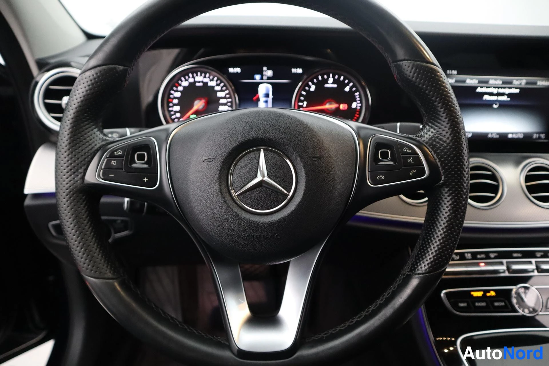 Sininen Mercedes-Benz E 2017, kuva 18