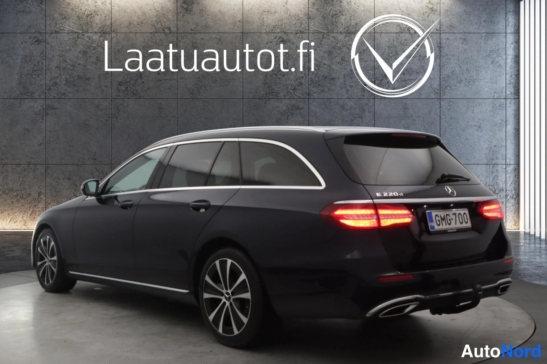 Sininen Mercedes-Benz E 2017, takaviisto, kuva 6