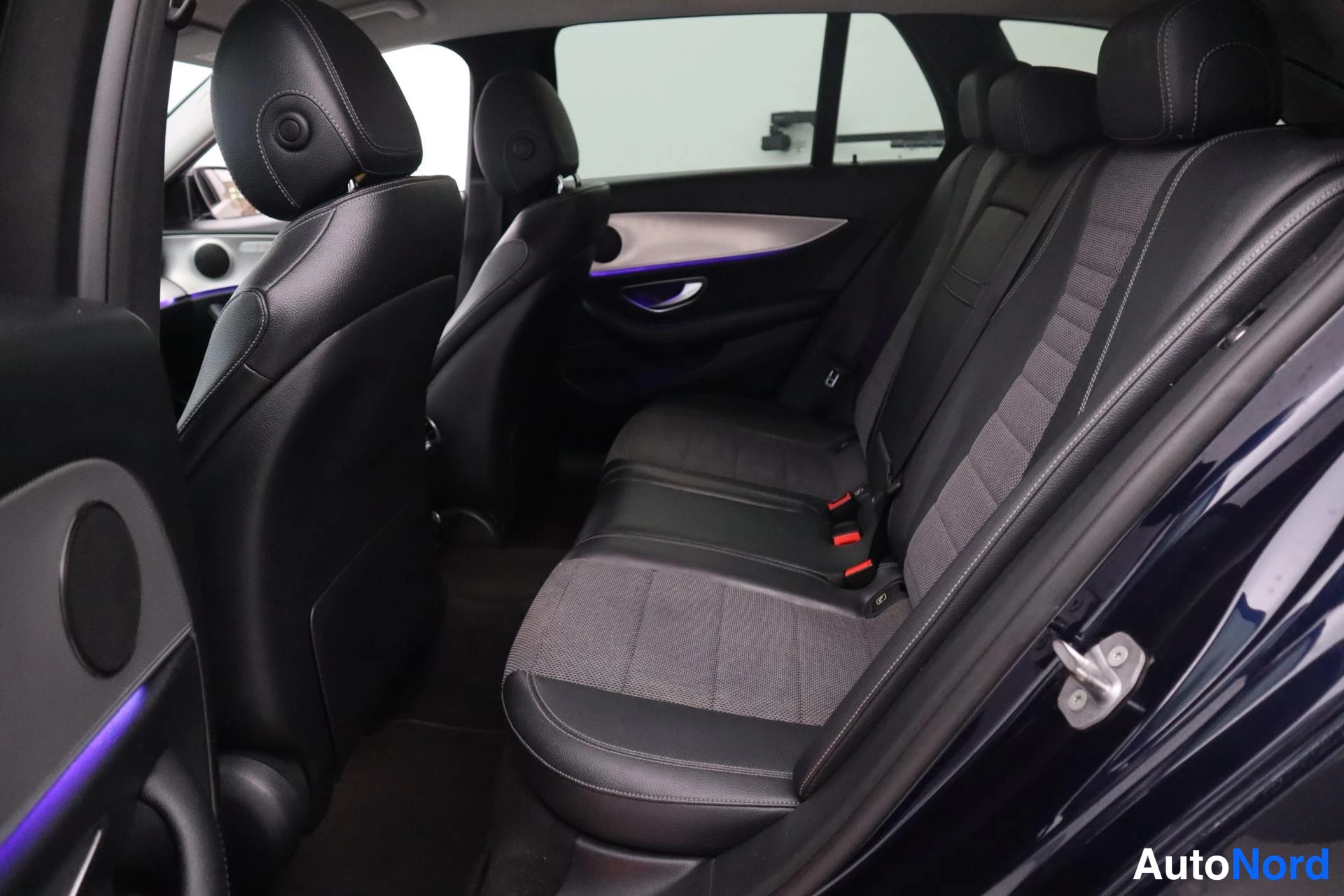 Sininen Mercedes-Benz E 2017, kuva 30