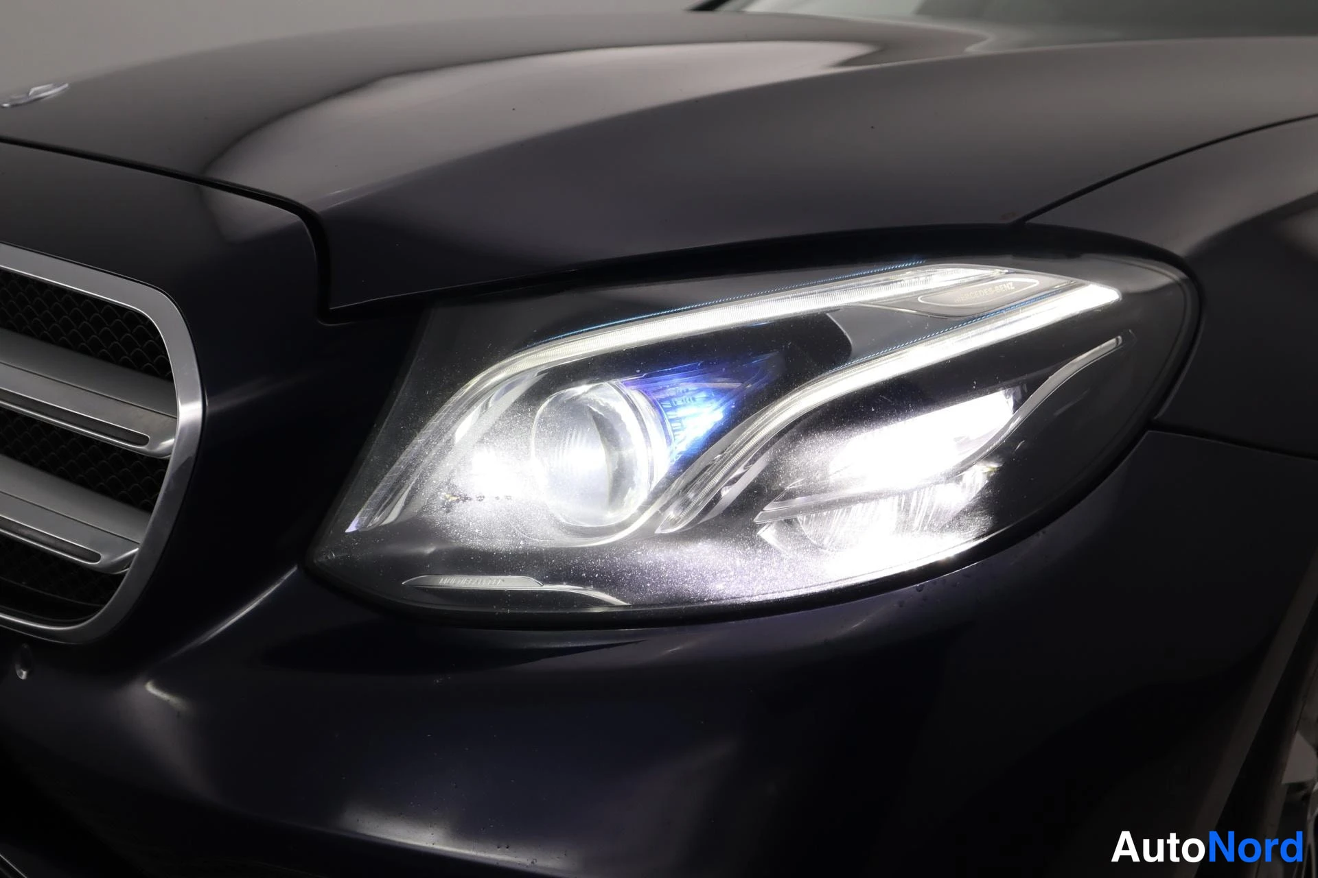 Sininen Mercedes-Benz E 2017, edestä, kuva 3