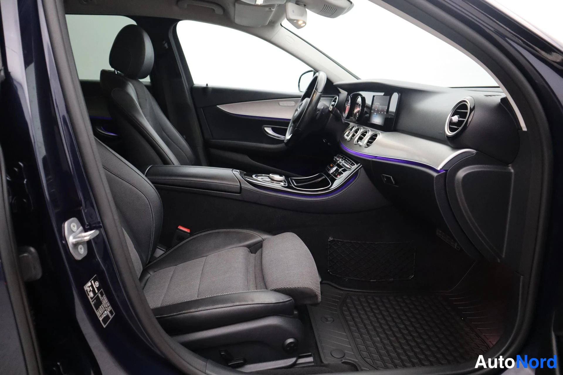 Sininen Mercedes-Benz E 2017, kuva 31