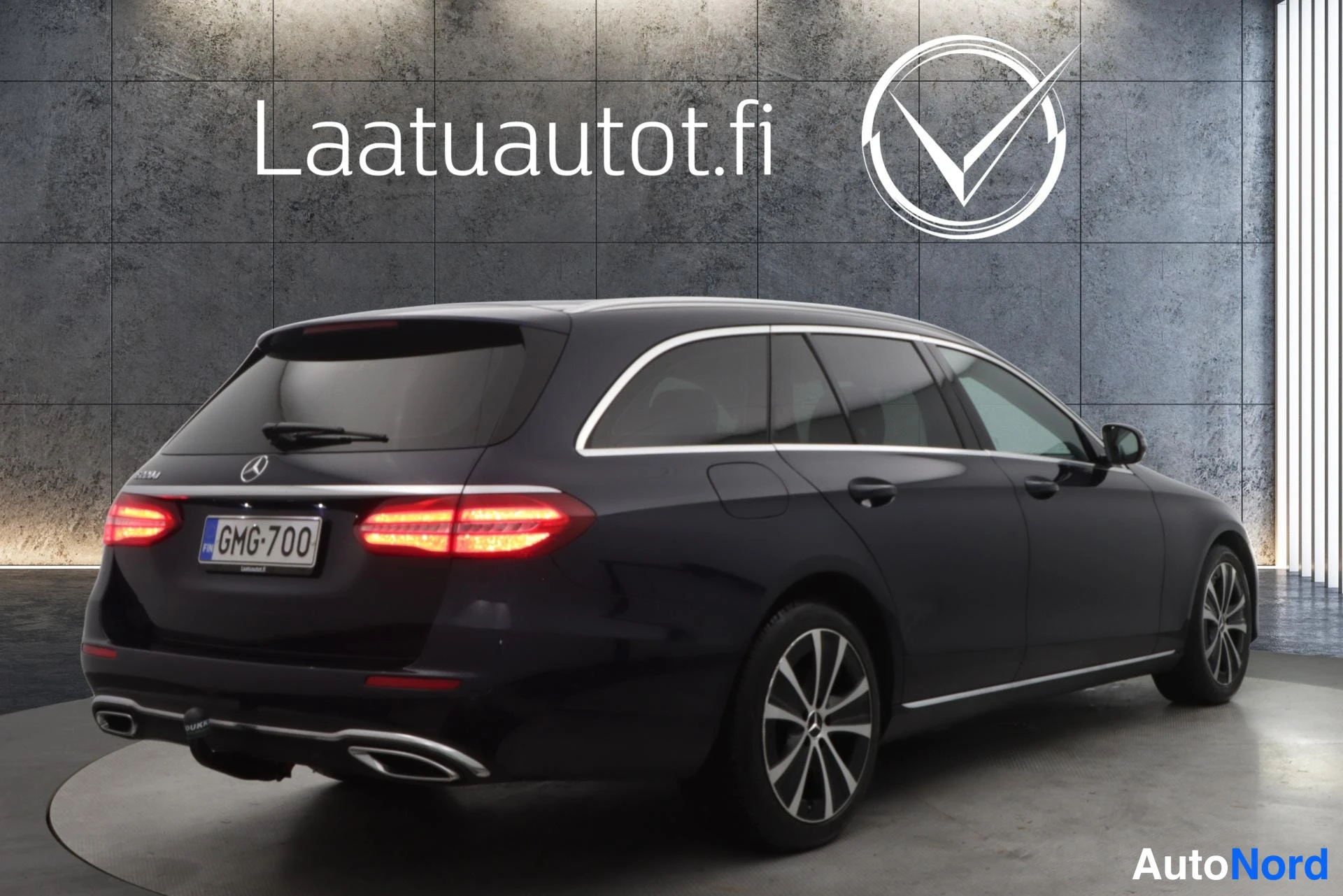 Sininen Mercedes-Benz E 2017, takaviisto, kuva 7
