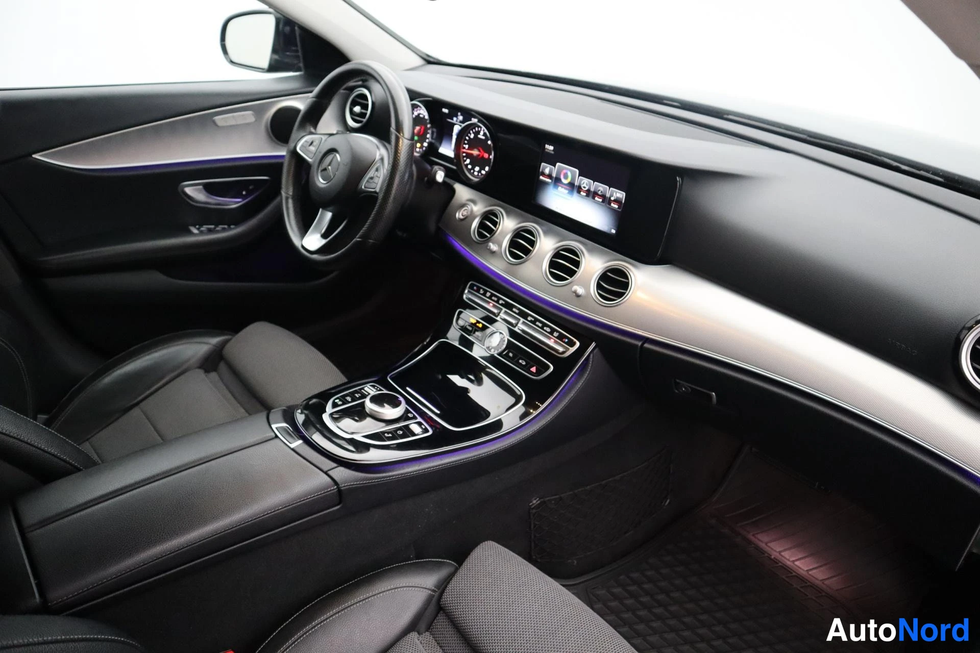 Sininen Mercedes-Benz E 2017, kuva 32