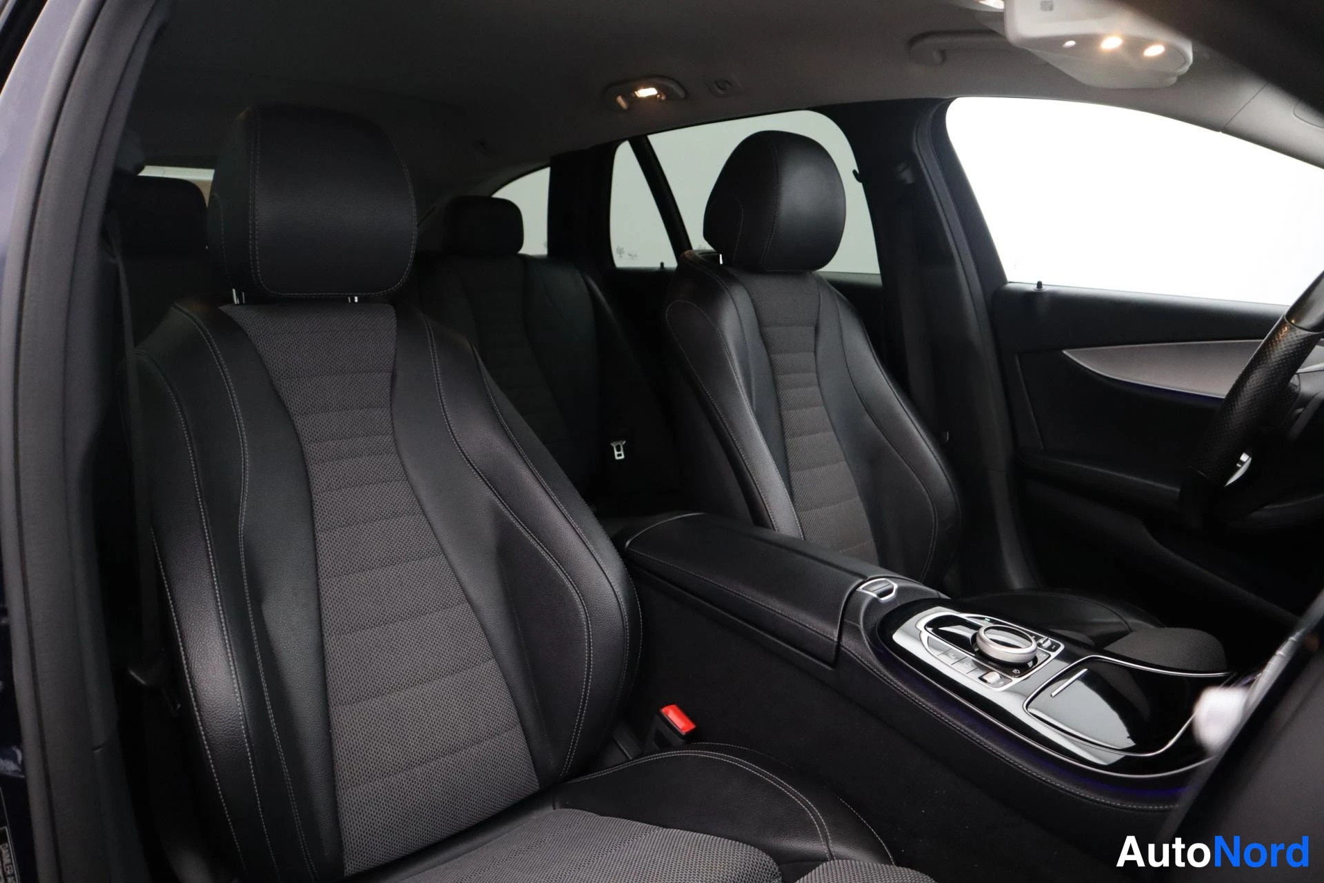 Sininen Mercedes-Benz E 2017, kuva 33