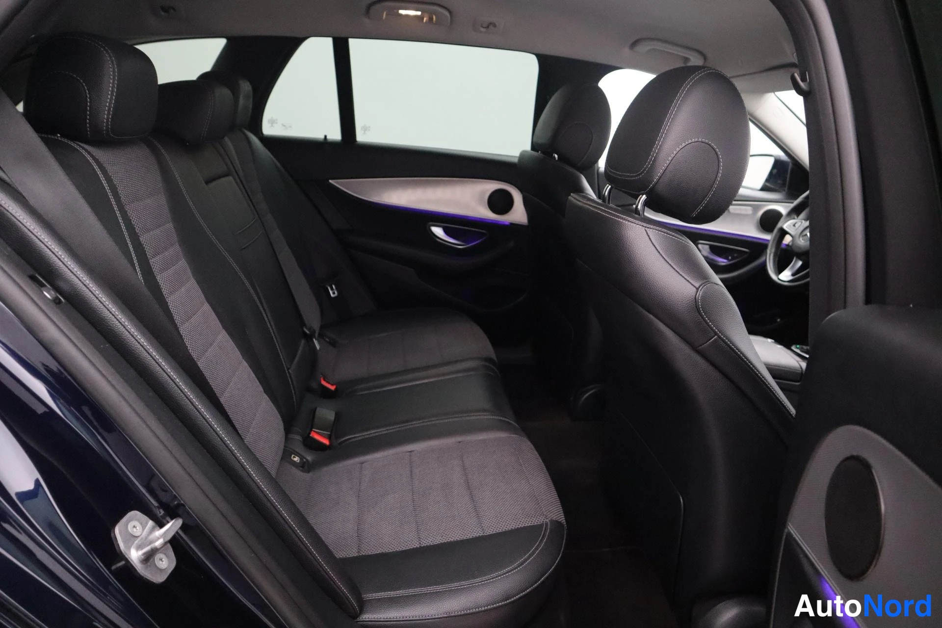 Sininen Mercedes-Benz E 2017, kuva 34