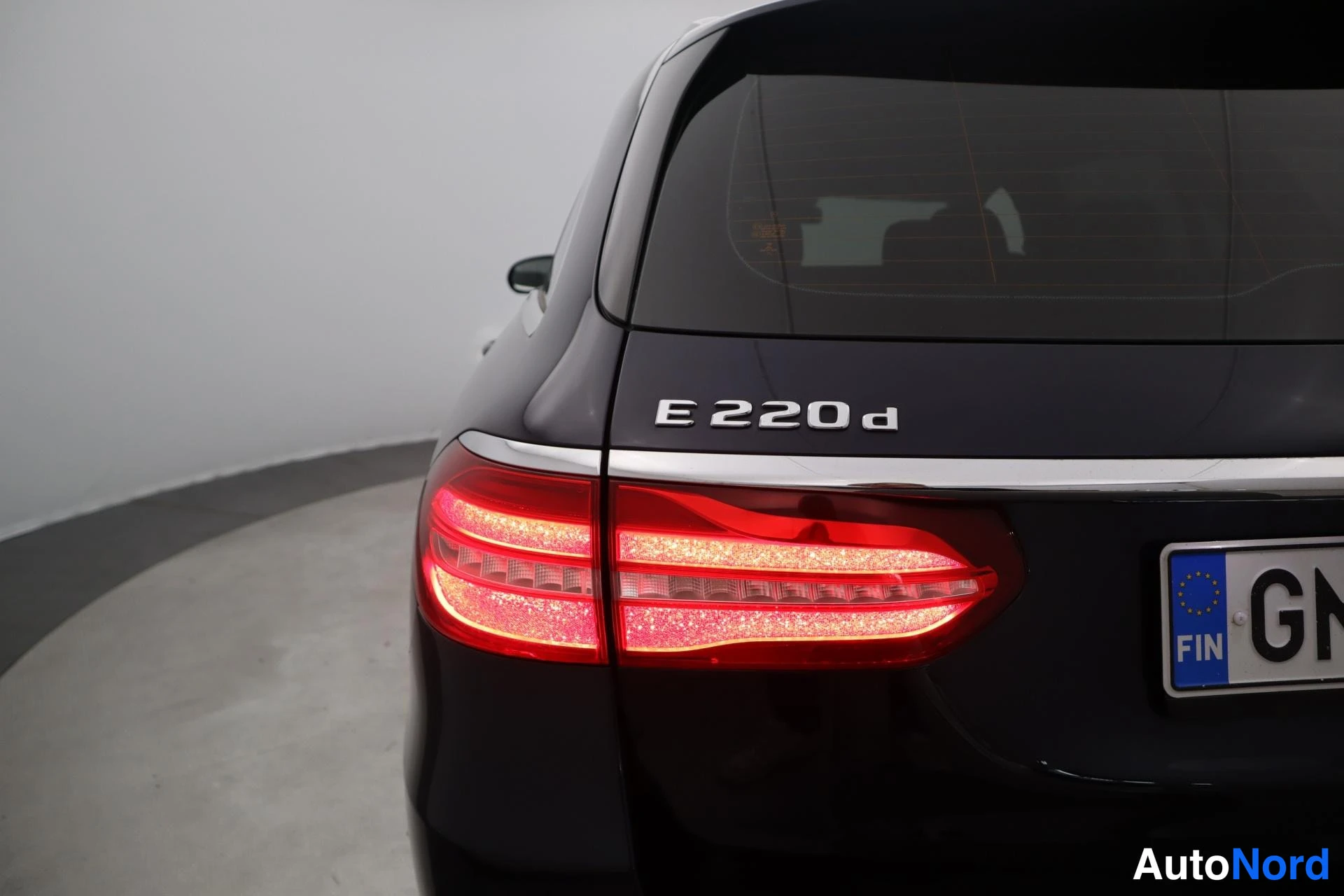 Sininen Mercedes-Benz E 2017, takaa, kuva 8