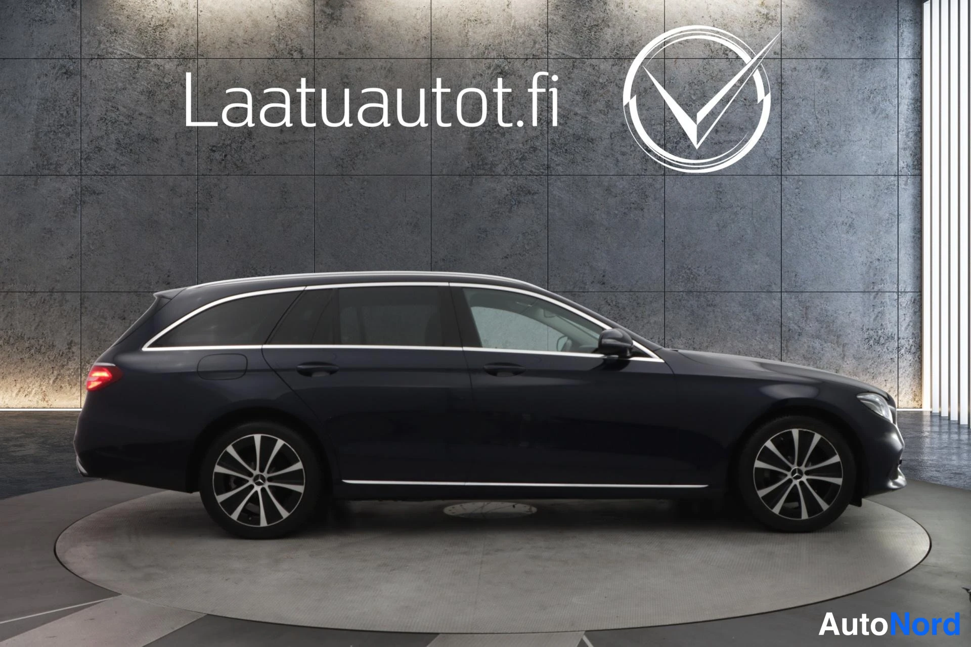 Sininen Mercedes-Benz E 2017, takaviisto, kuva 5