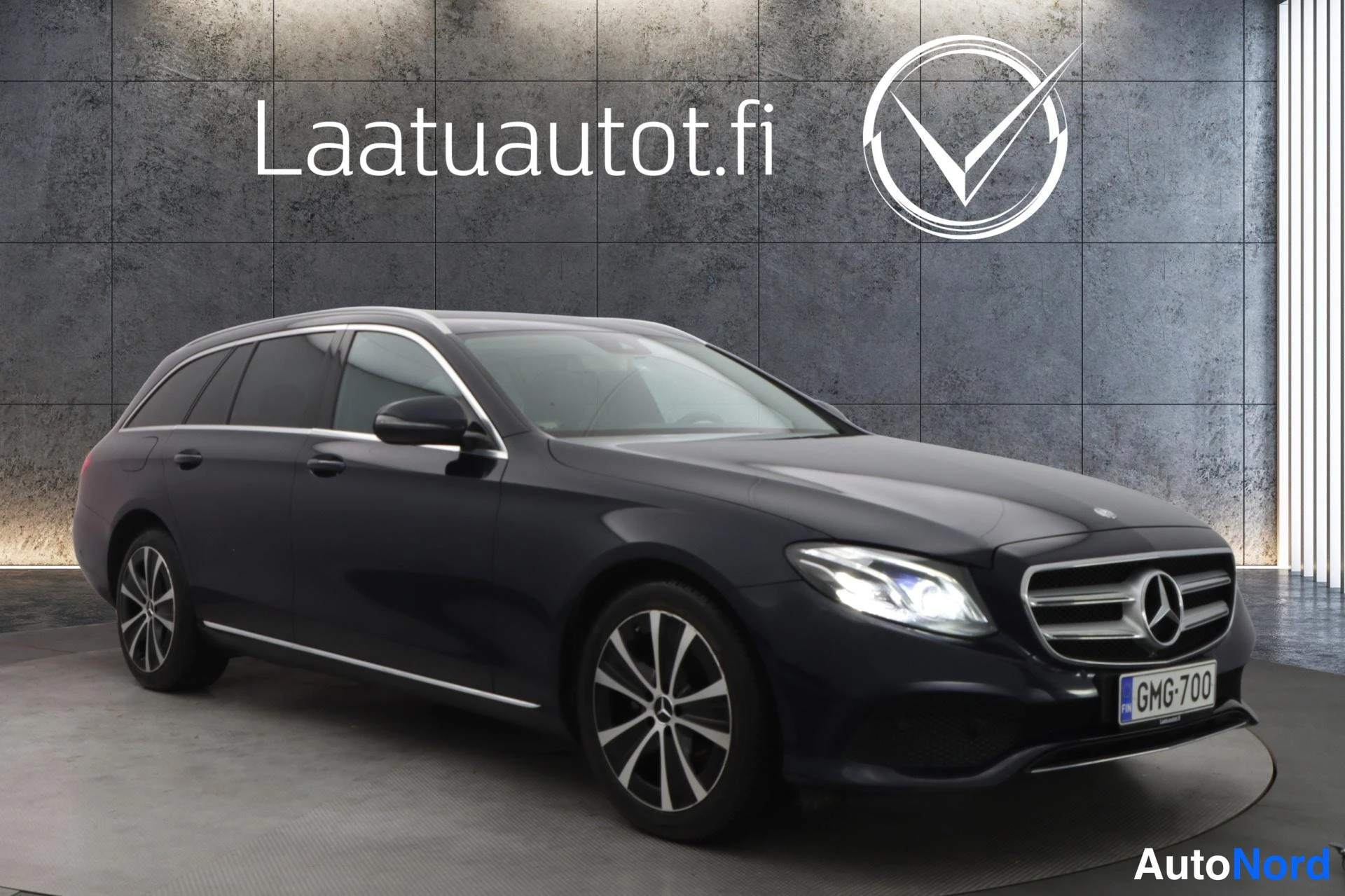 Sininen Mercedes-Benz E 2017, etuviisto, keula oikealle, kuva 2