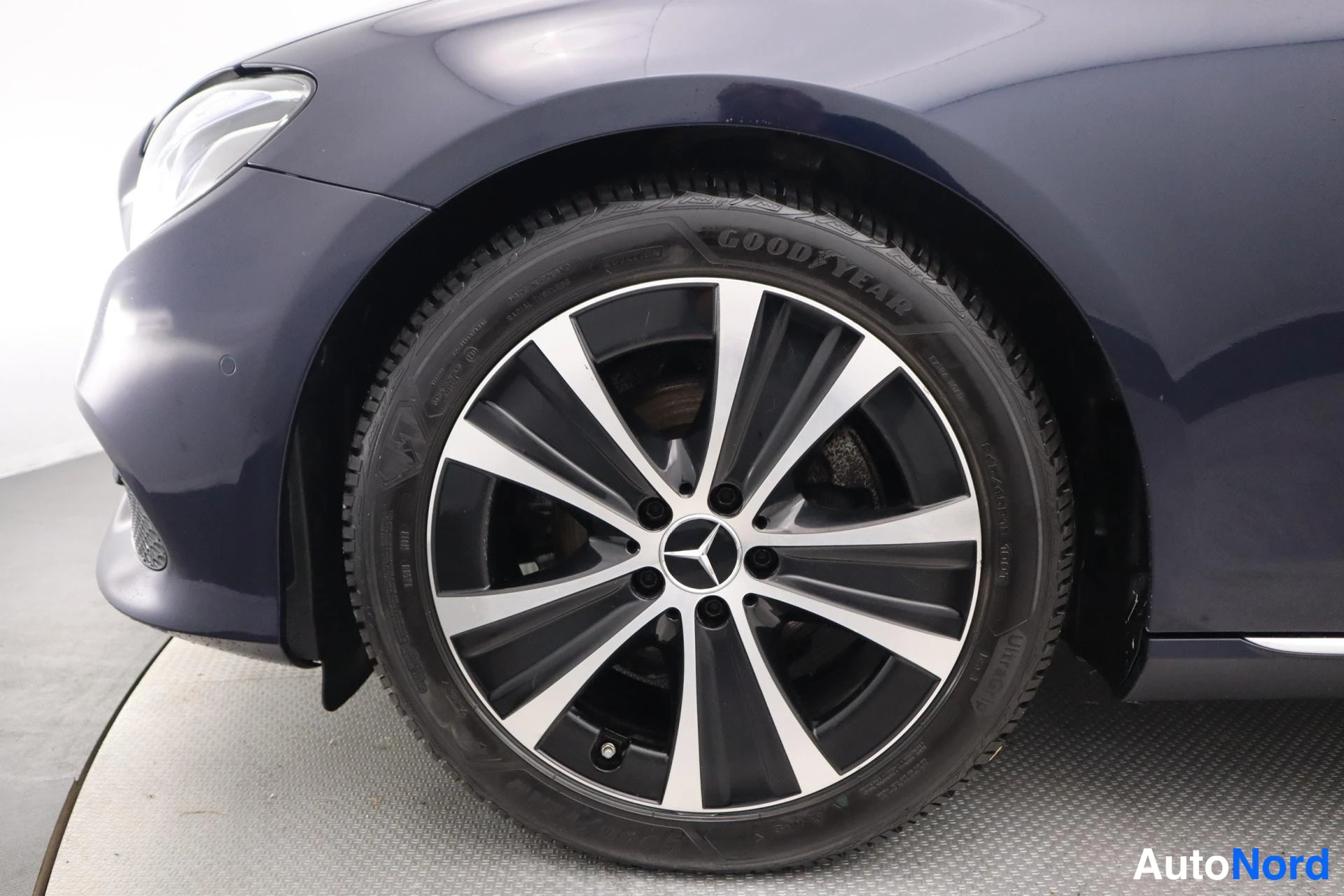 Sininen Mercedes-Benz E 2017, kuva 11