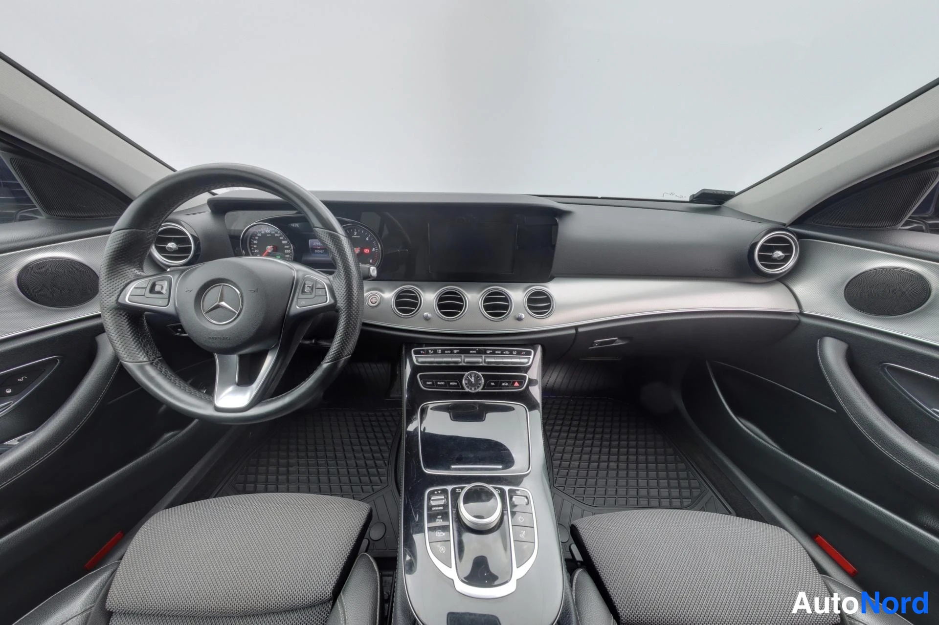 Sininen Mercedes-Benz E 2017, yksityiskohta, kuva 10