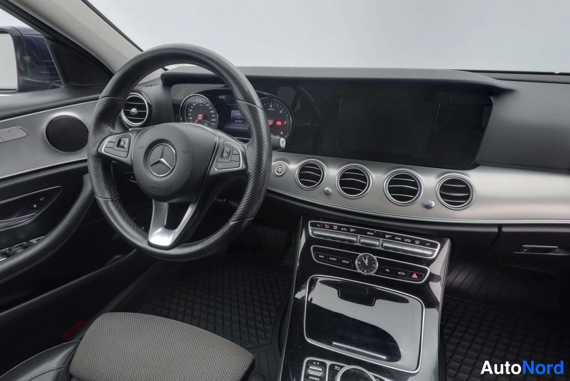Sininen Mercedes-Benz E 2017, kuva 12