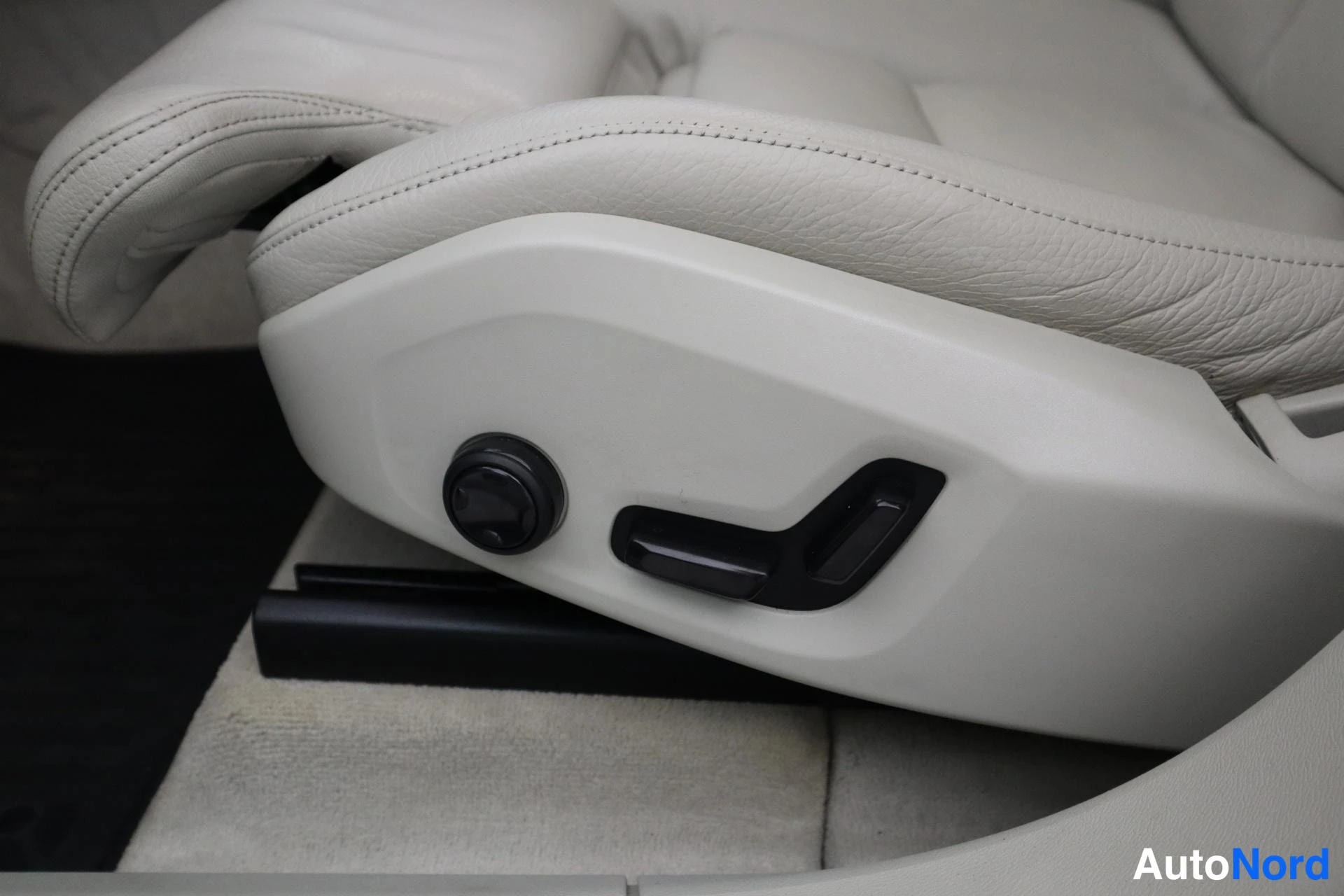Sininen Volvo XC60 2018, kuva 10