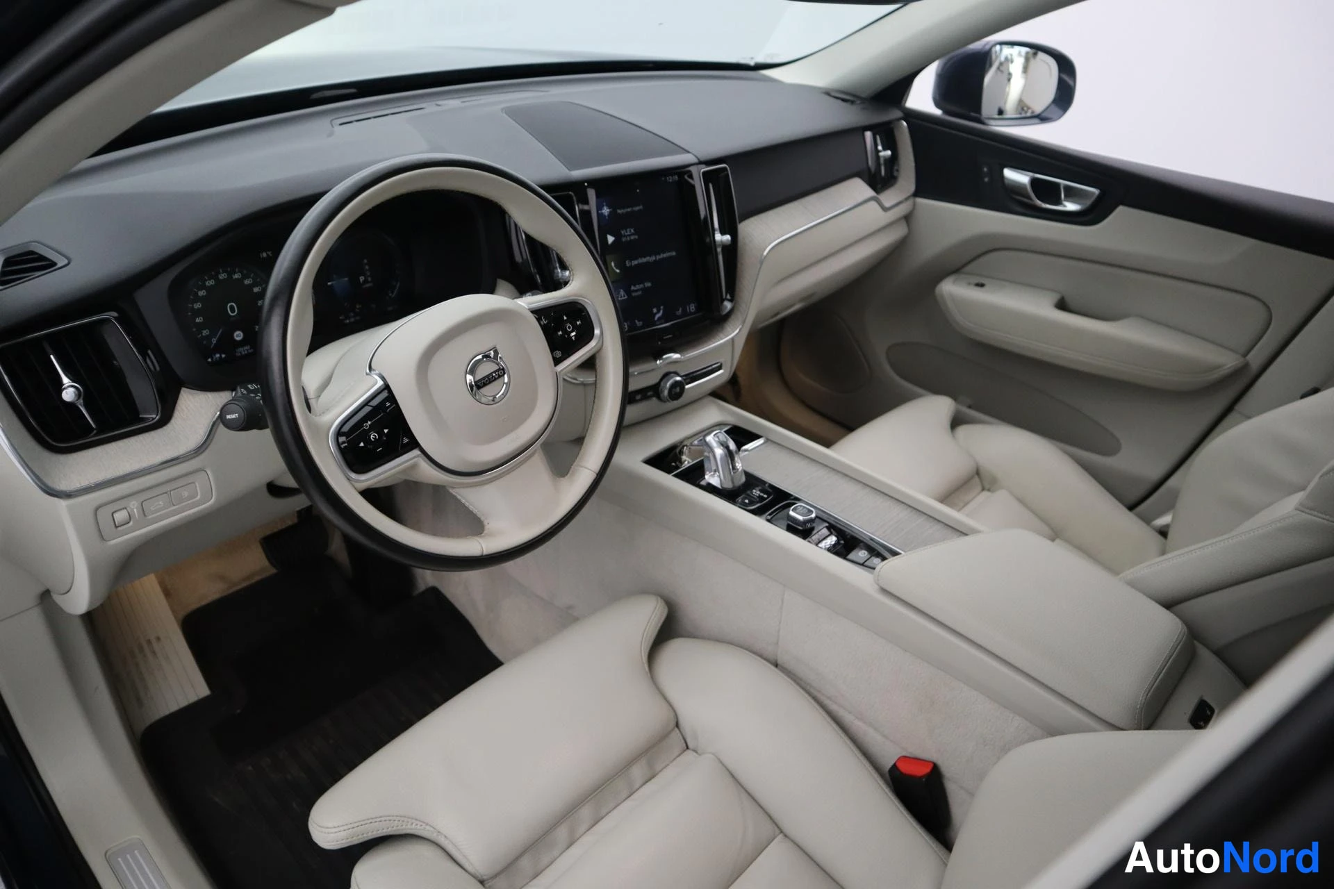 Sininen Volvo XC60 2018, kuva 11