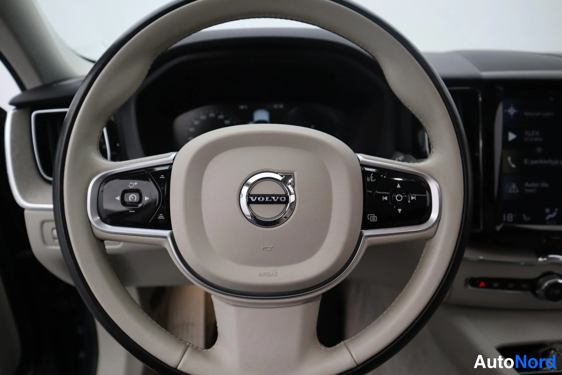 Sininen Volvo XC60 2018, kuva 13