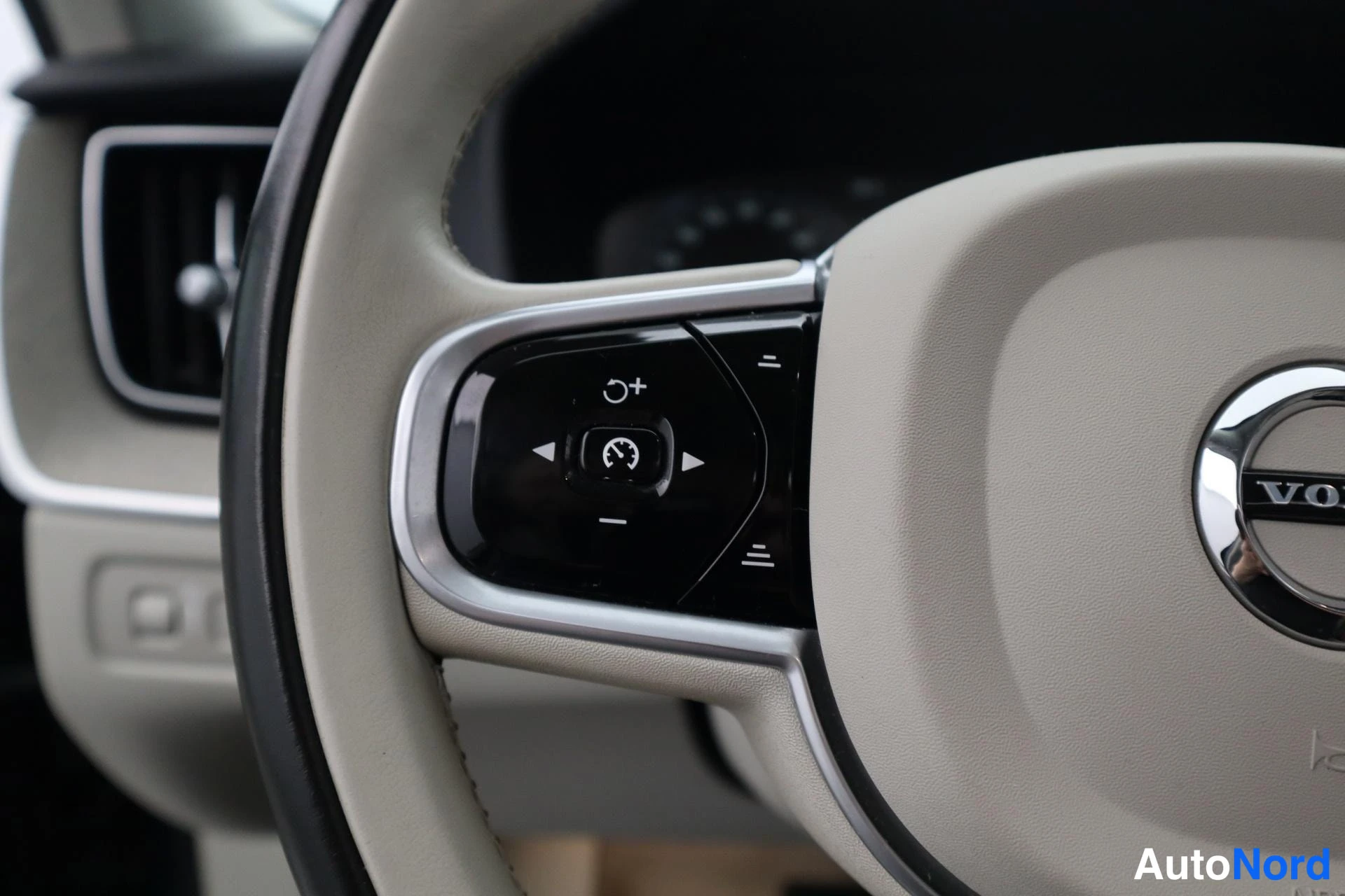 Sininen Volvo XC60 2018, kuva 14