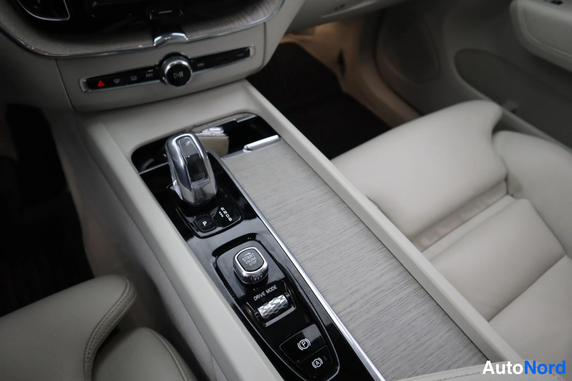 Sininen Volvo XC60 2018, kuva 22