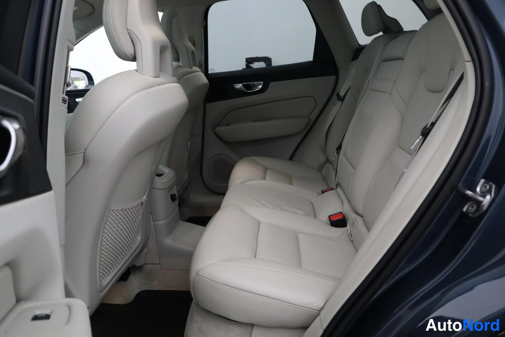 Sininen Volvo XC60 2018, kuva 23