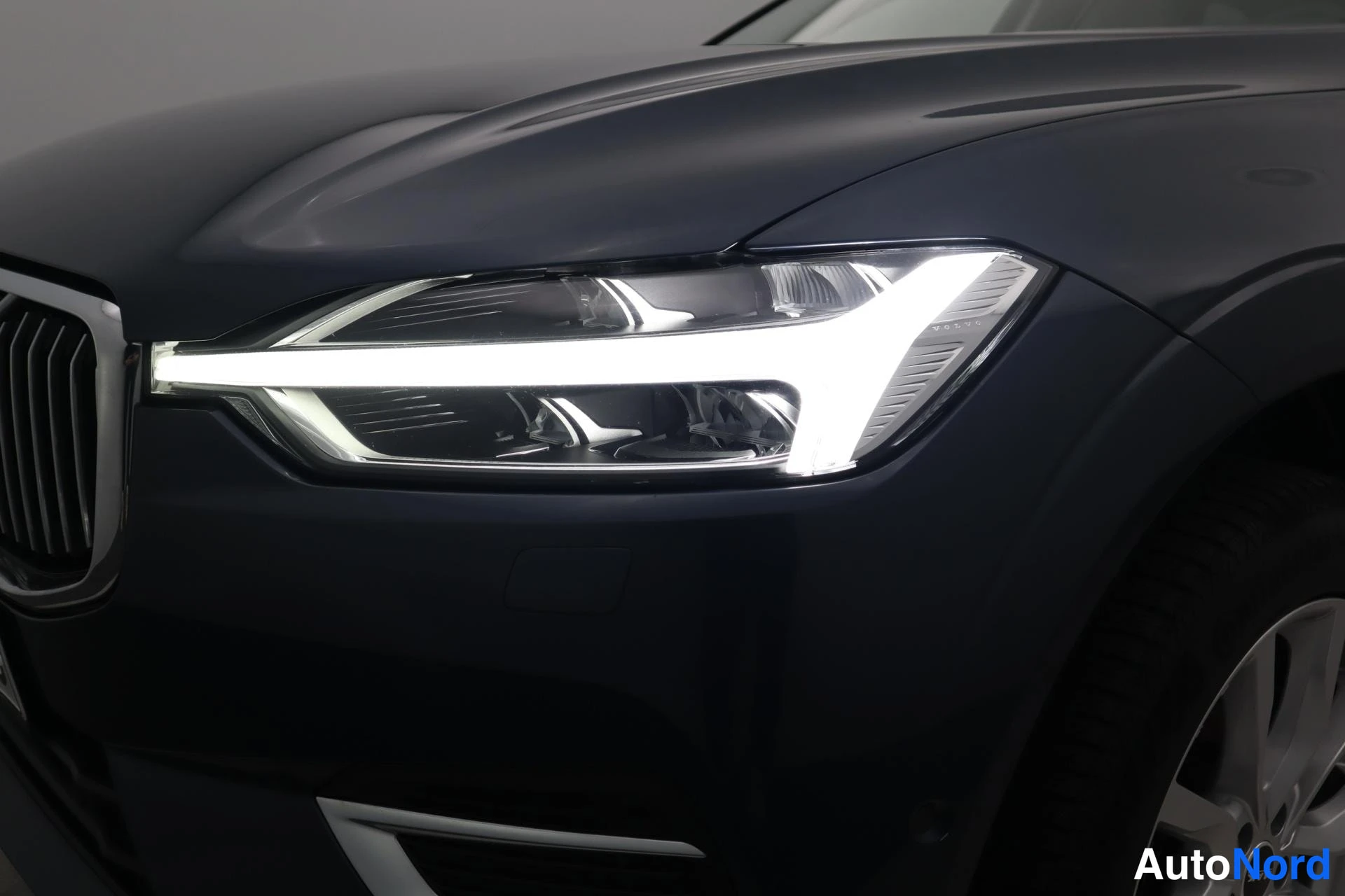 Sininen Volvo XC60 2018, etuviisto, keula vasemmalle, kuva 2