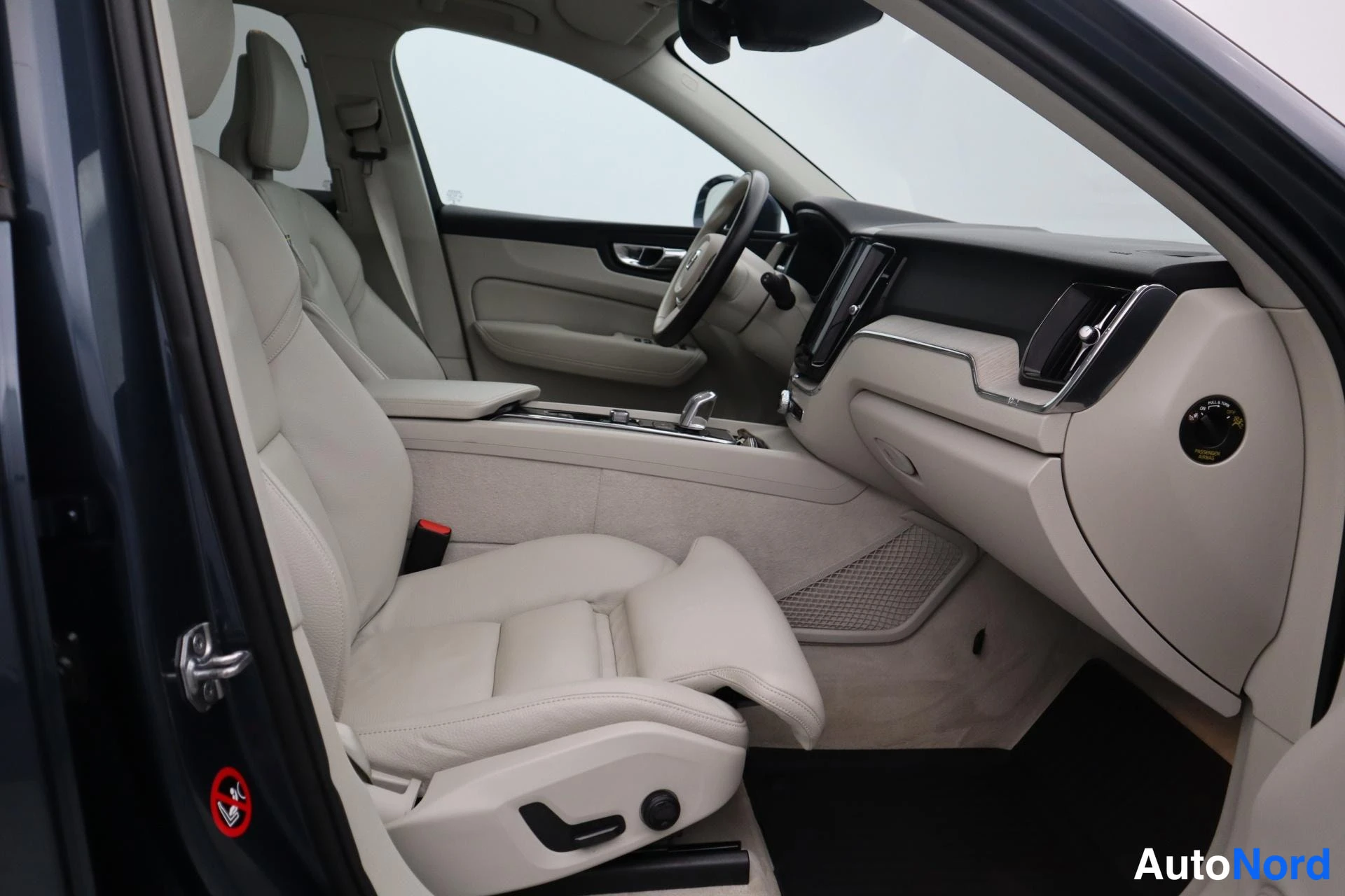 Sininen Volvo XC60 2018, kuva 24