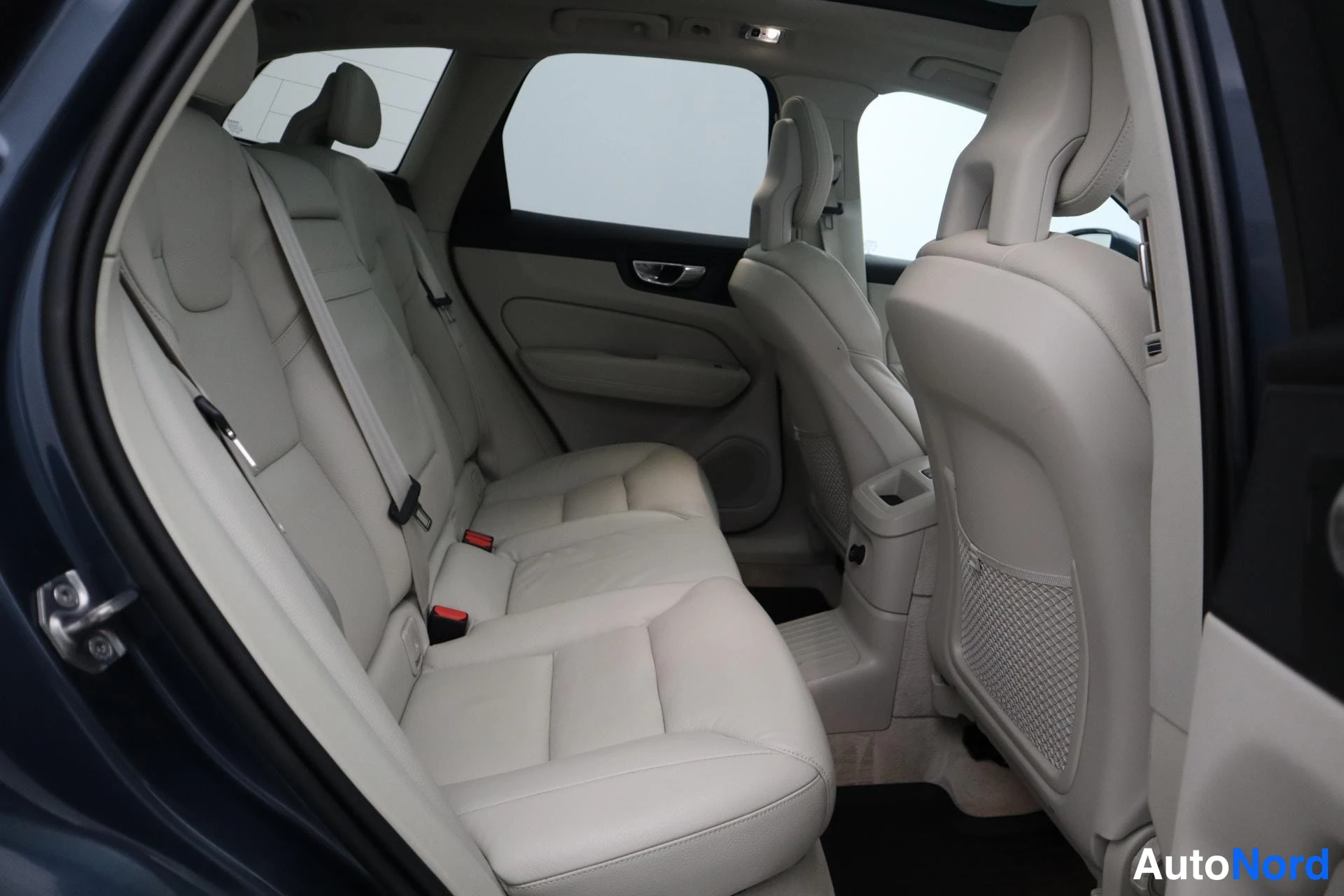 Sininen Volvo XC60 2018, kuva 27