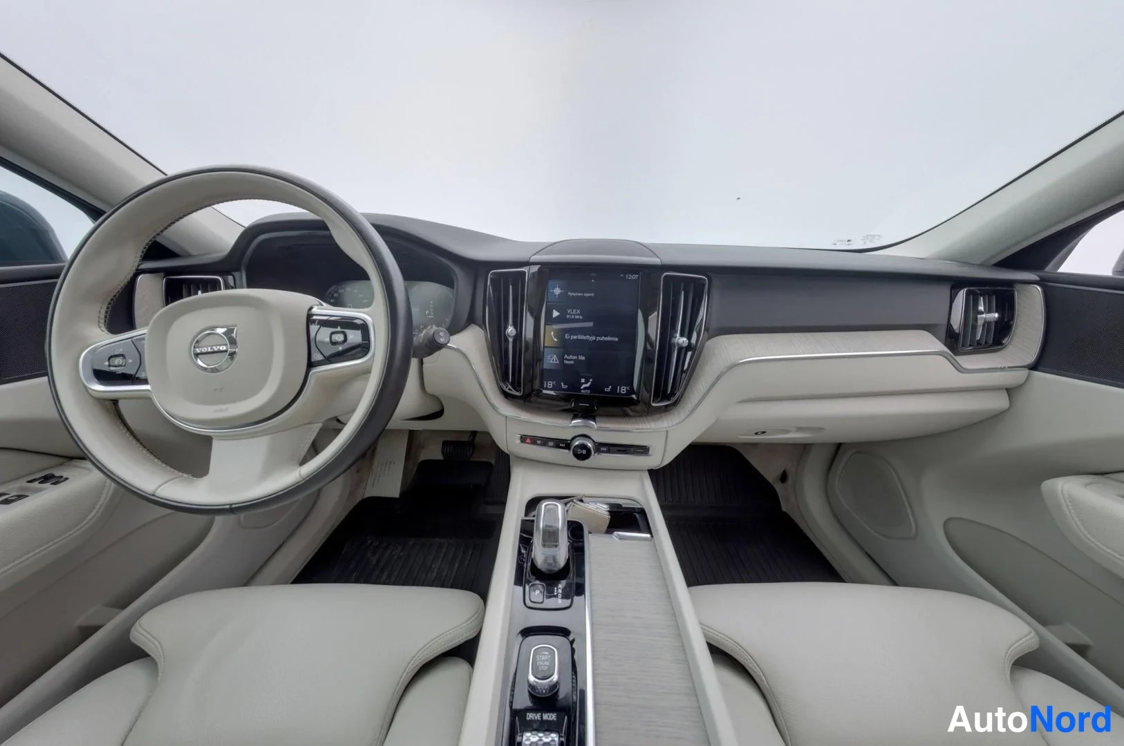 Sininen Volvo XC60 2018, ohjaamo, kuva 8