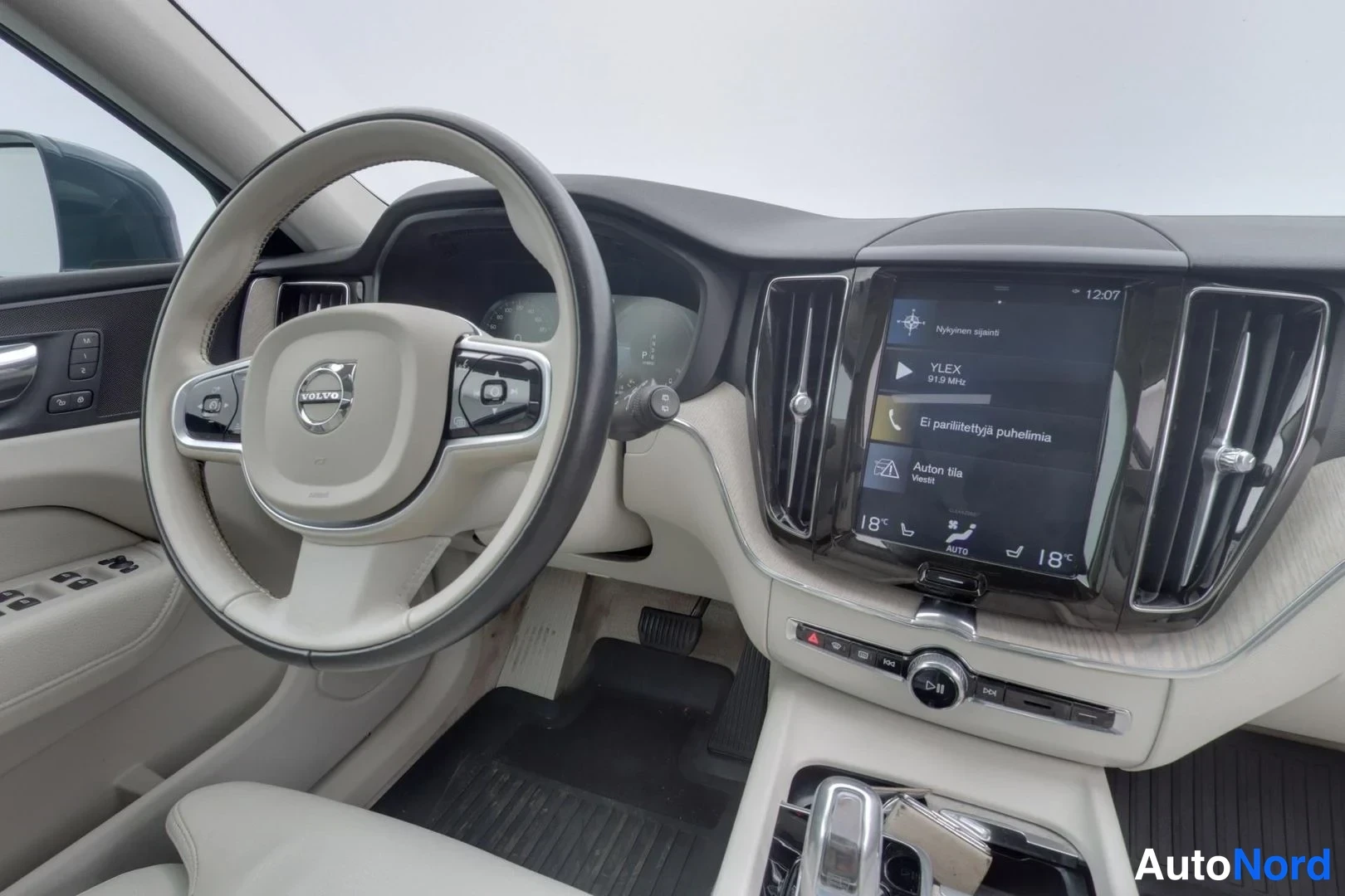 Sininen Volvo XC60 2018, ohjaamo, kuva 9