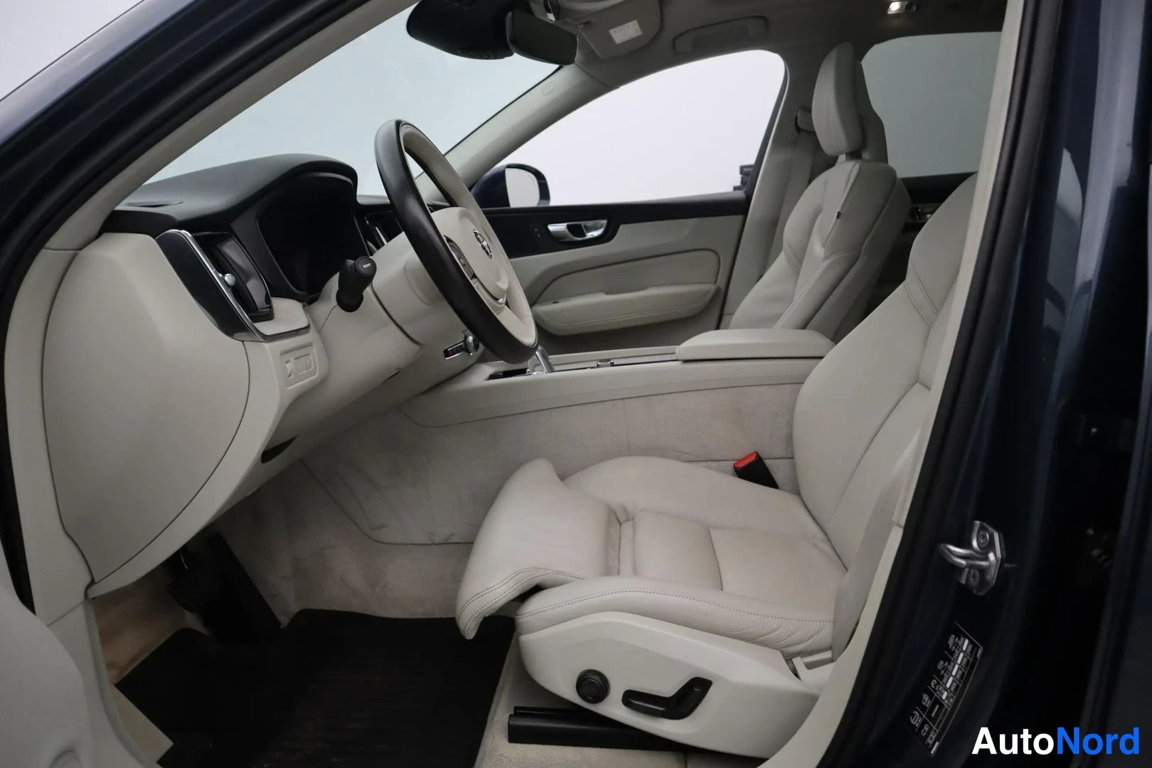 Sininen Volvo XC60 2018, ohjaamo, kuva 10