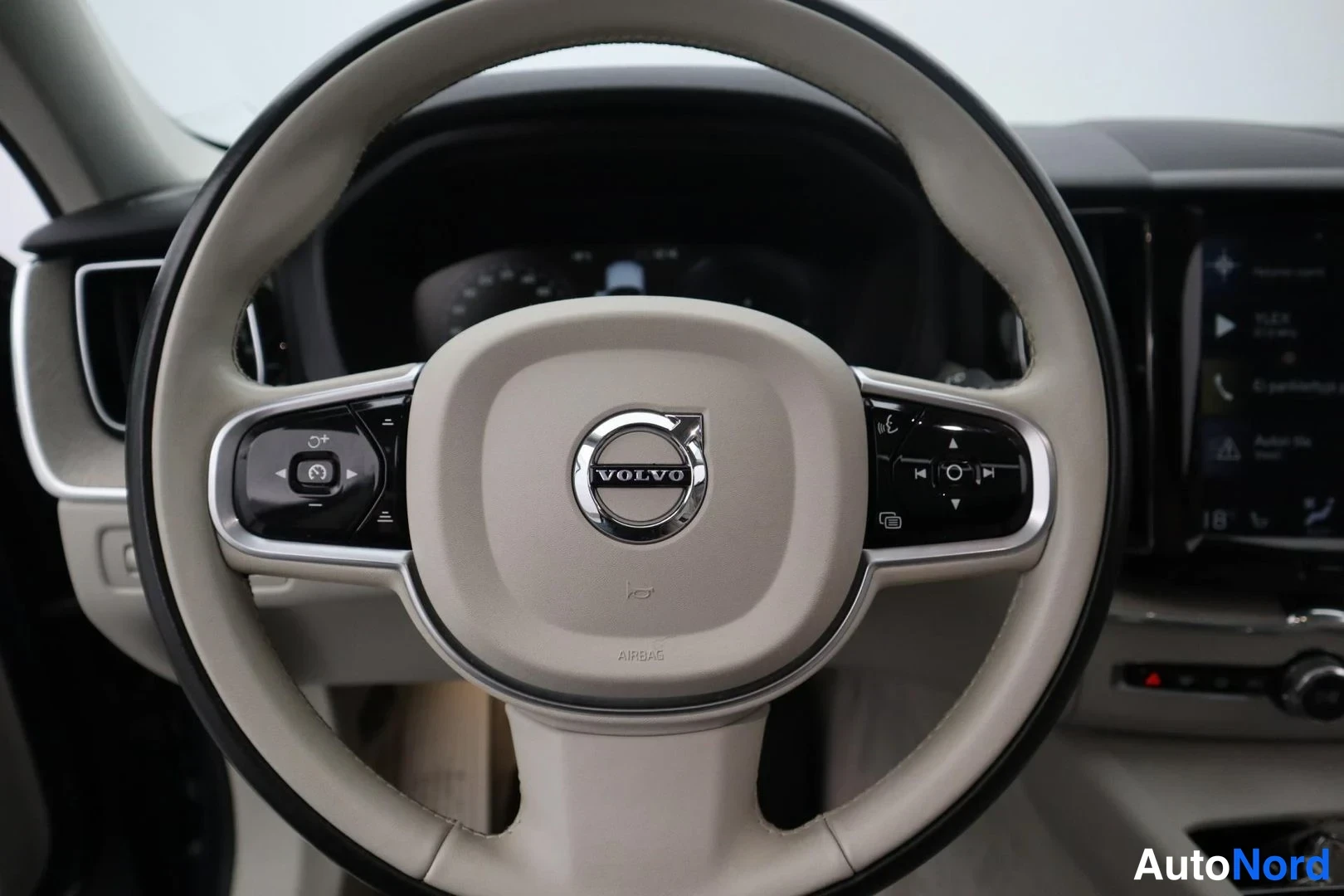 Sininen Volvo XC60 2018, yksityiskohta, kuva 22