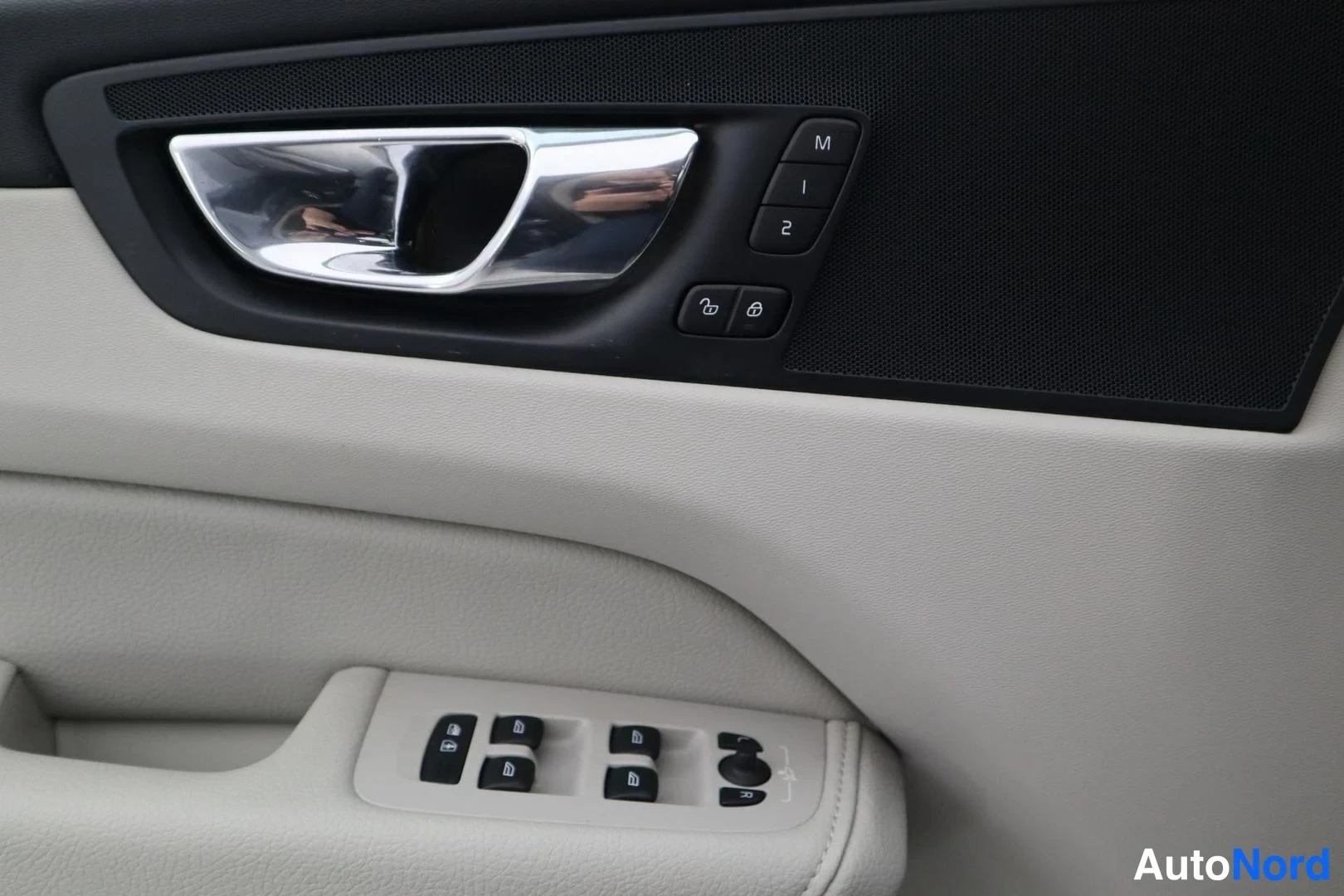 Sininen Volvo XC60 2018, yksityiskohta, kuva 26