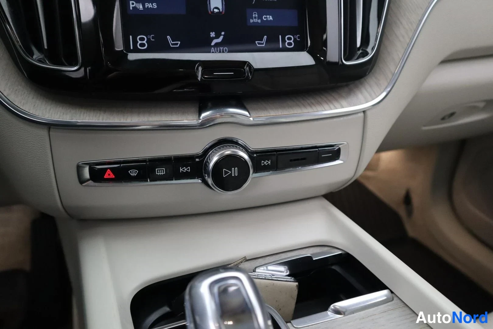 Sininen Volvo XC60 2018, yksityiskohta, kuva 33