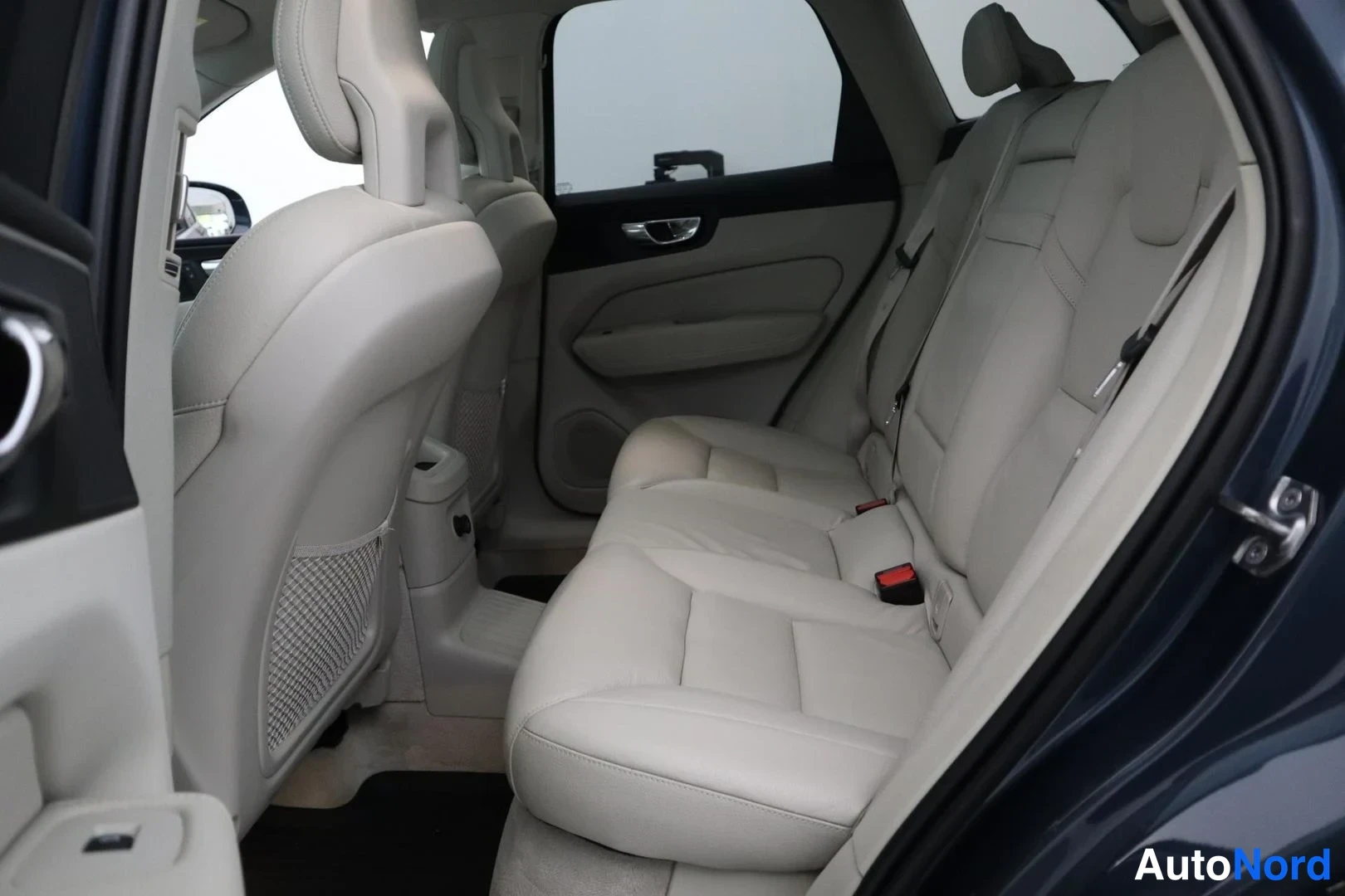 Sininen Volvo XC60 2018, takaistuimet, kuva 16