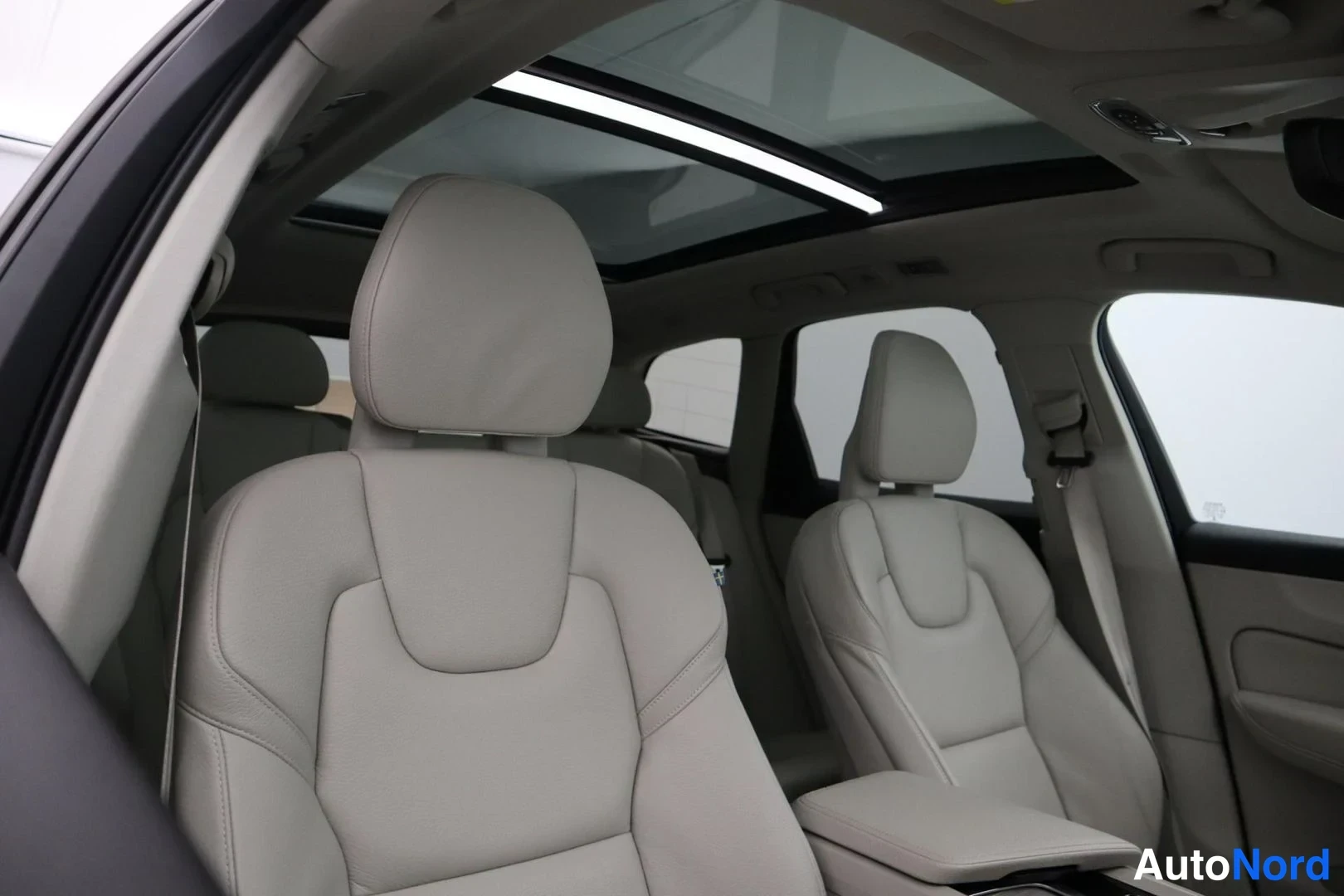 Sininen Volvo XC60 2018, etuistuimet, kuva 15
