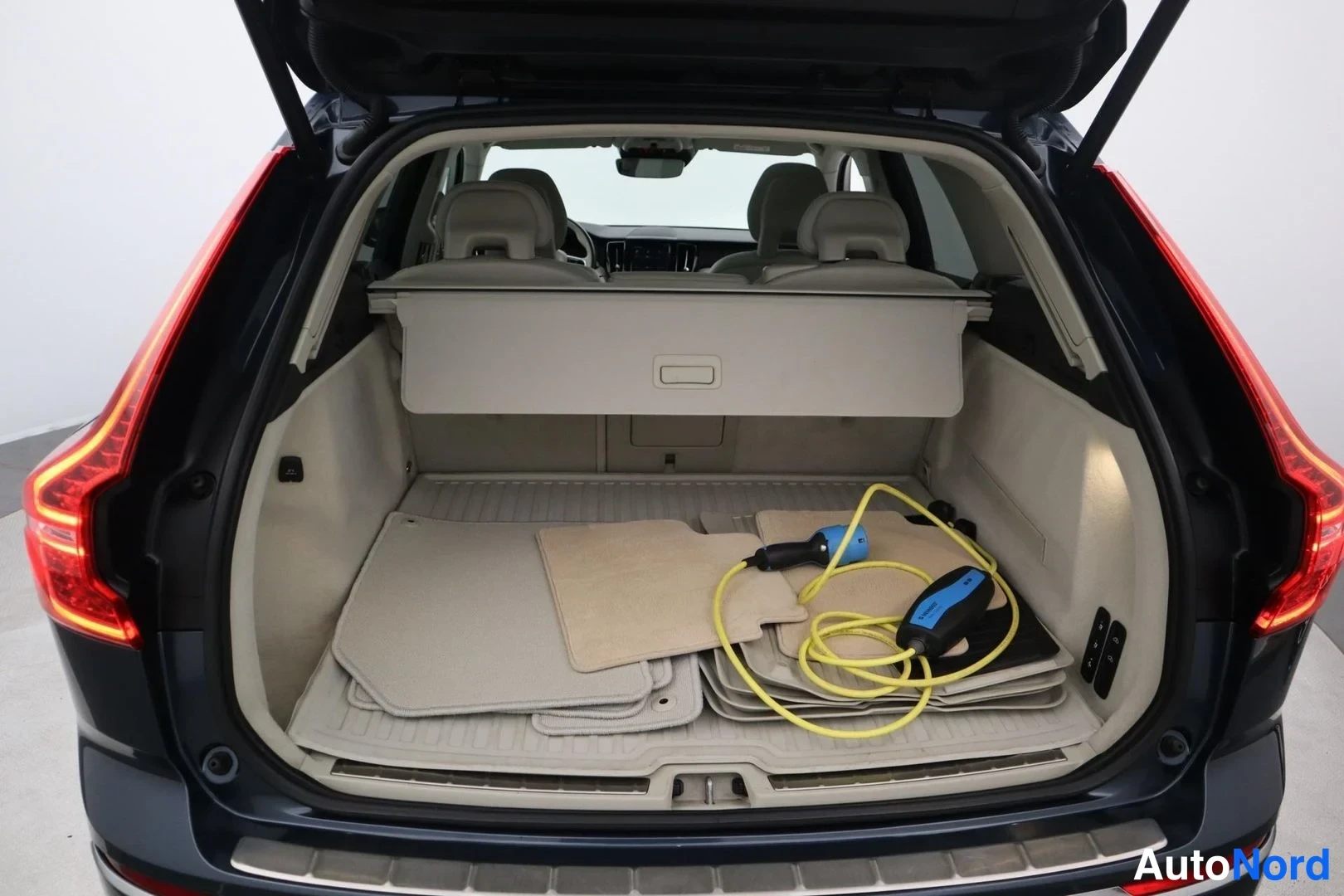 Sininen Volvo XC60 2018, tavaratila, kuva 18