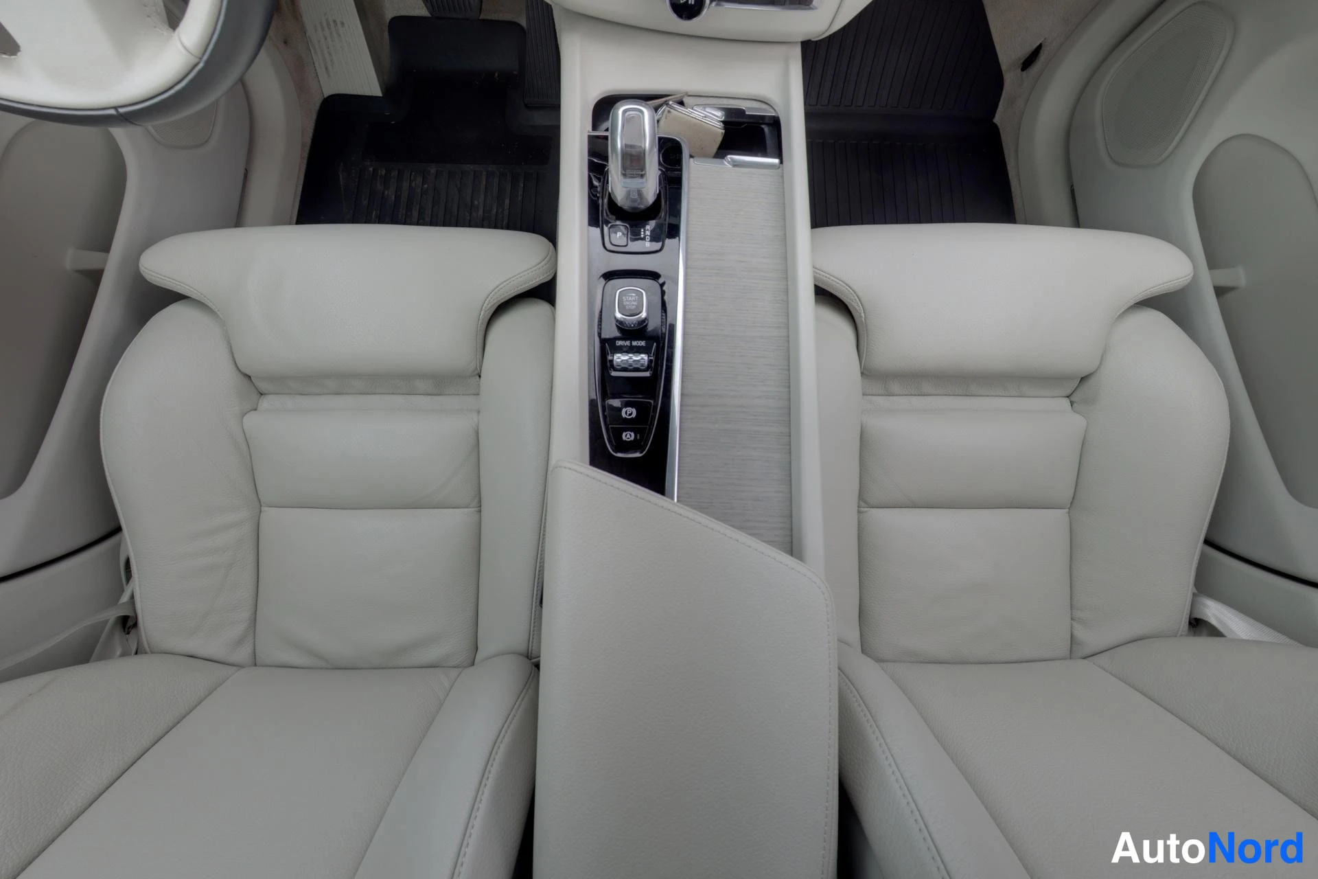 Sininen Volvo XC60 2018, kuva 8