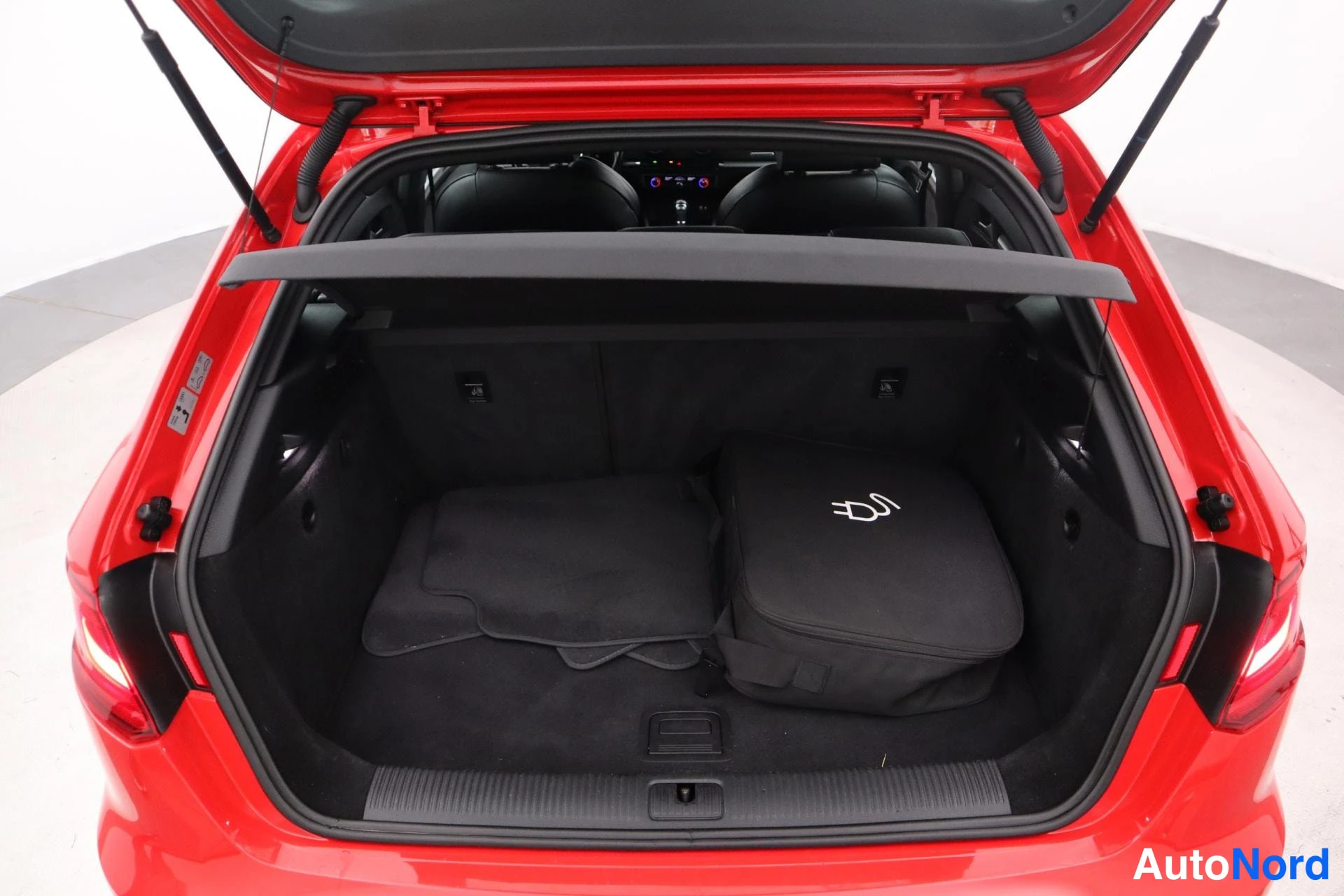 Punainen Audi A3 2016, takaa, kuva 11